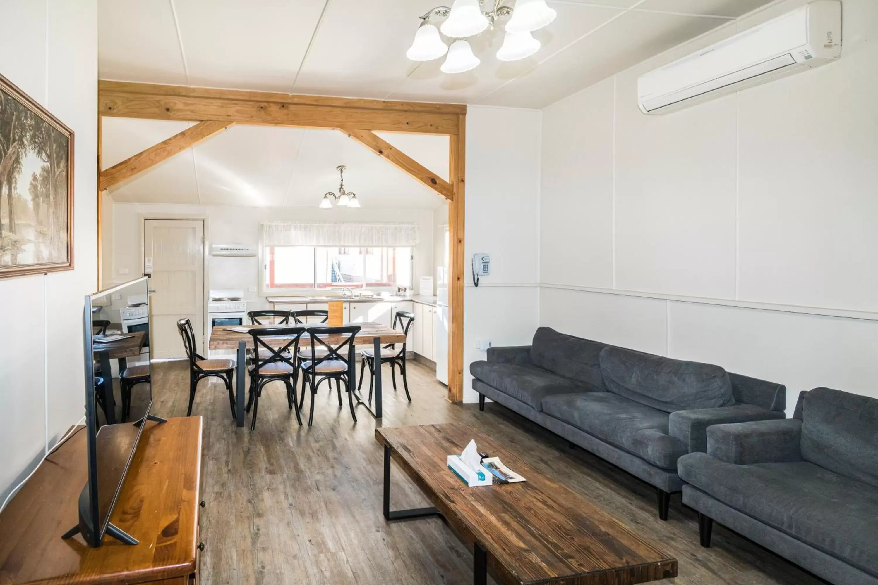 Three-Bedroom Cottage in Black Gold Motel Three-Bedroom Cottage in Black Gold Motel