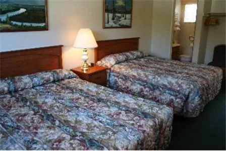 Queen Room with Two Queen Beds in Hi-Lo Motel, Cafe and RV Park