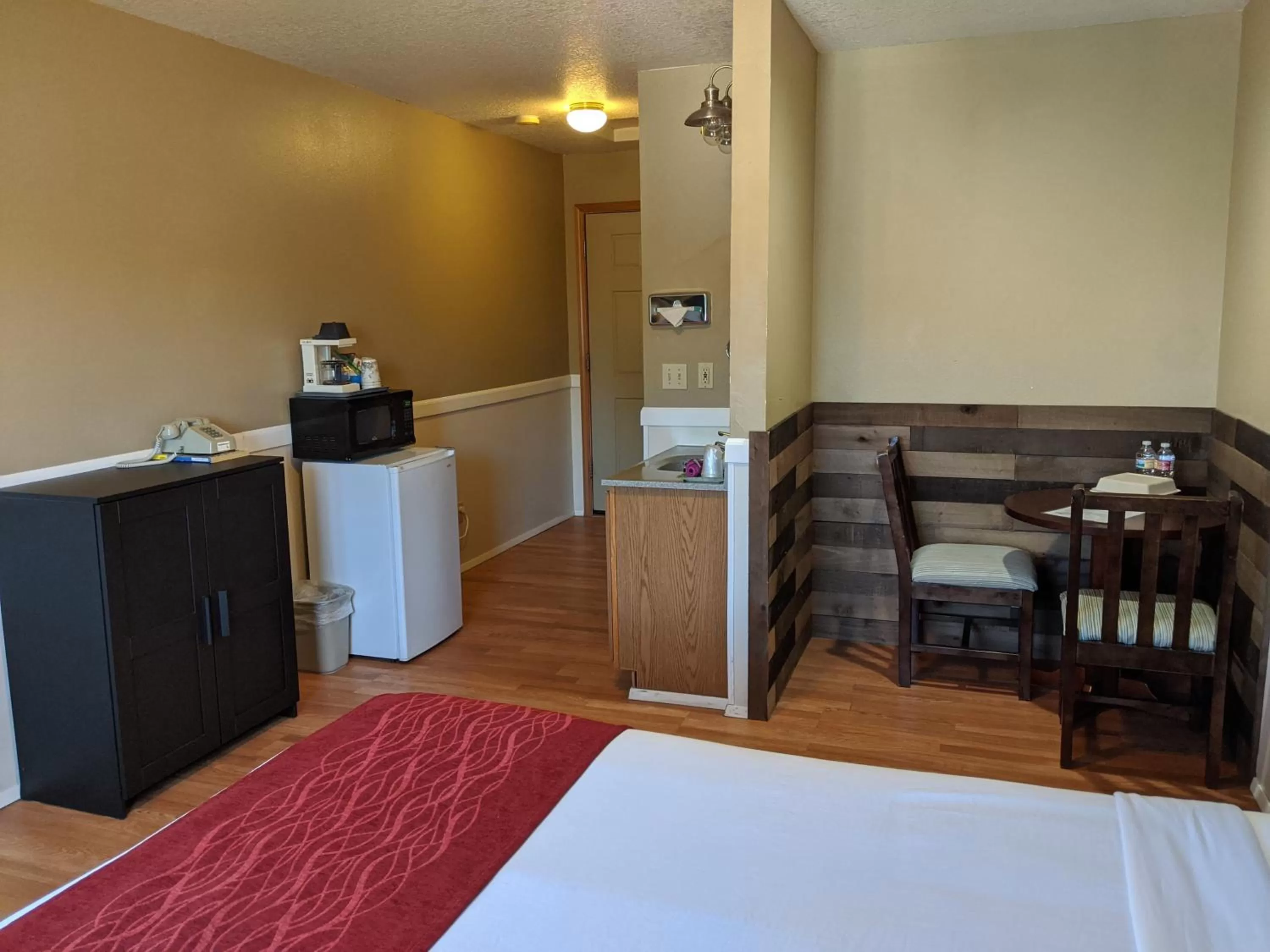 Dining area, Bed in Hillcrest Inn