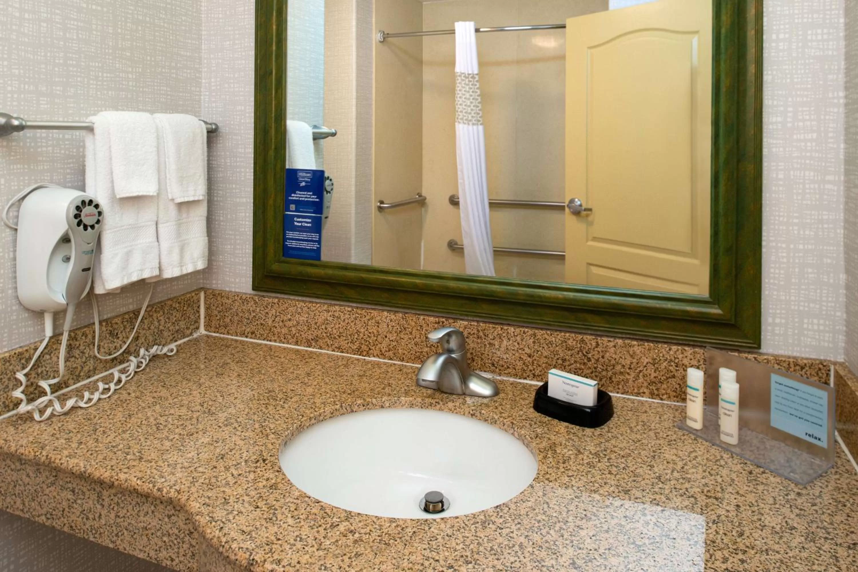 Bathroom in Hampton Inn Kansas City Northeast