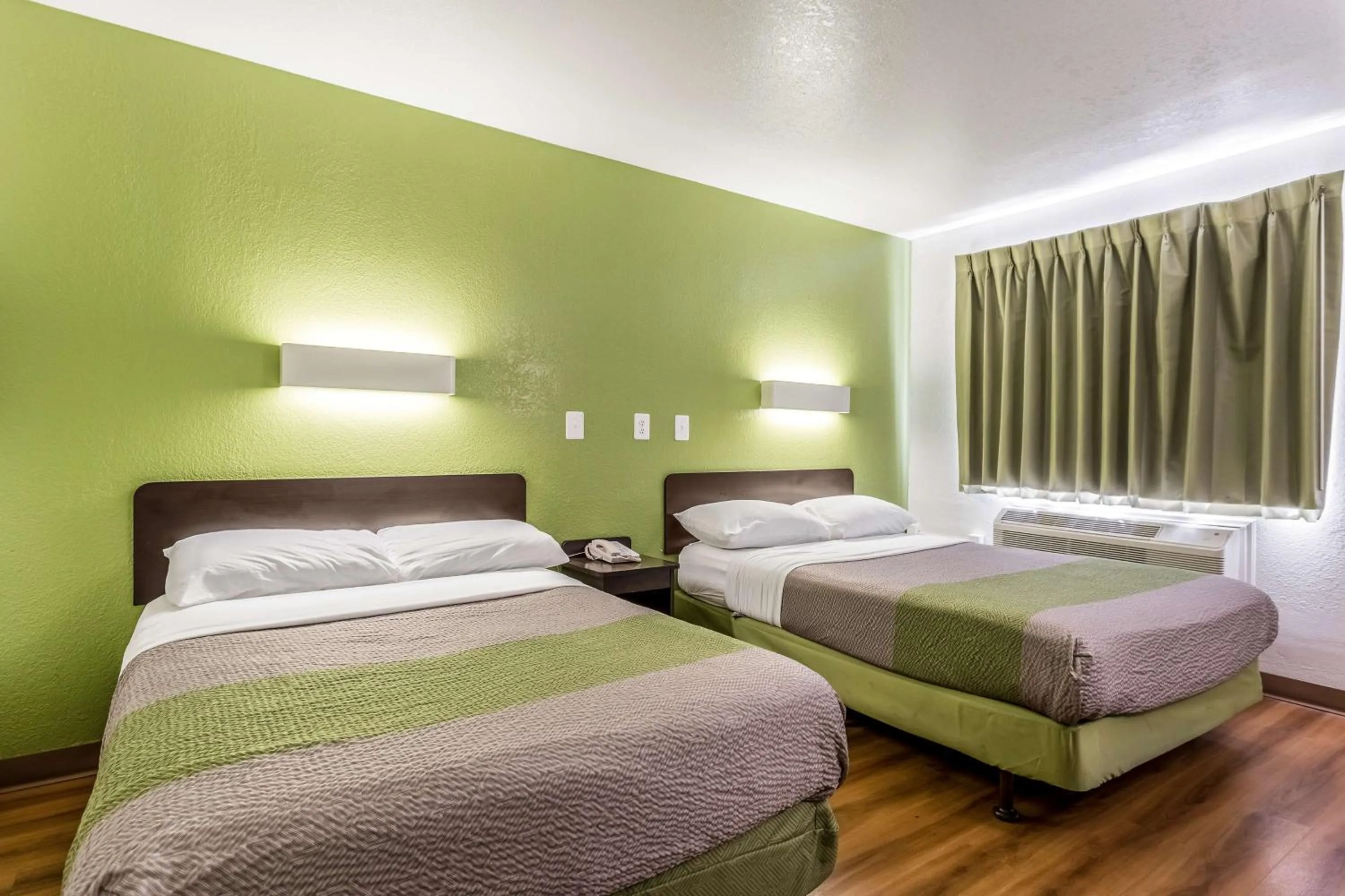 TV and multimedia, Bed in Motel 6-El Paso, TX - East