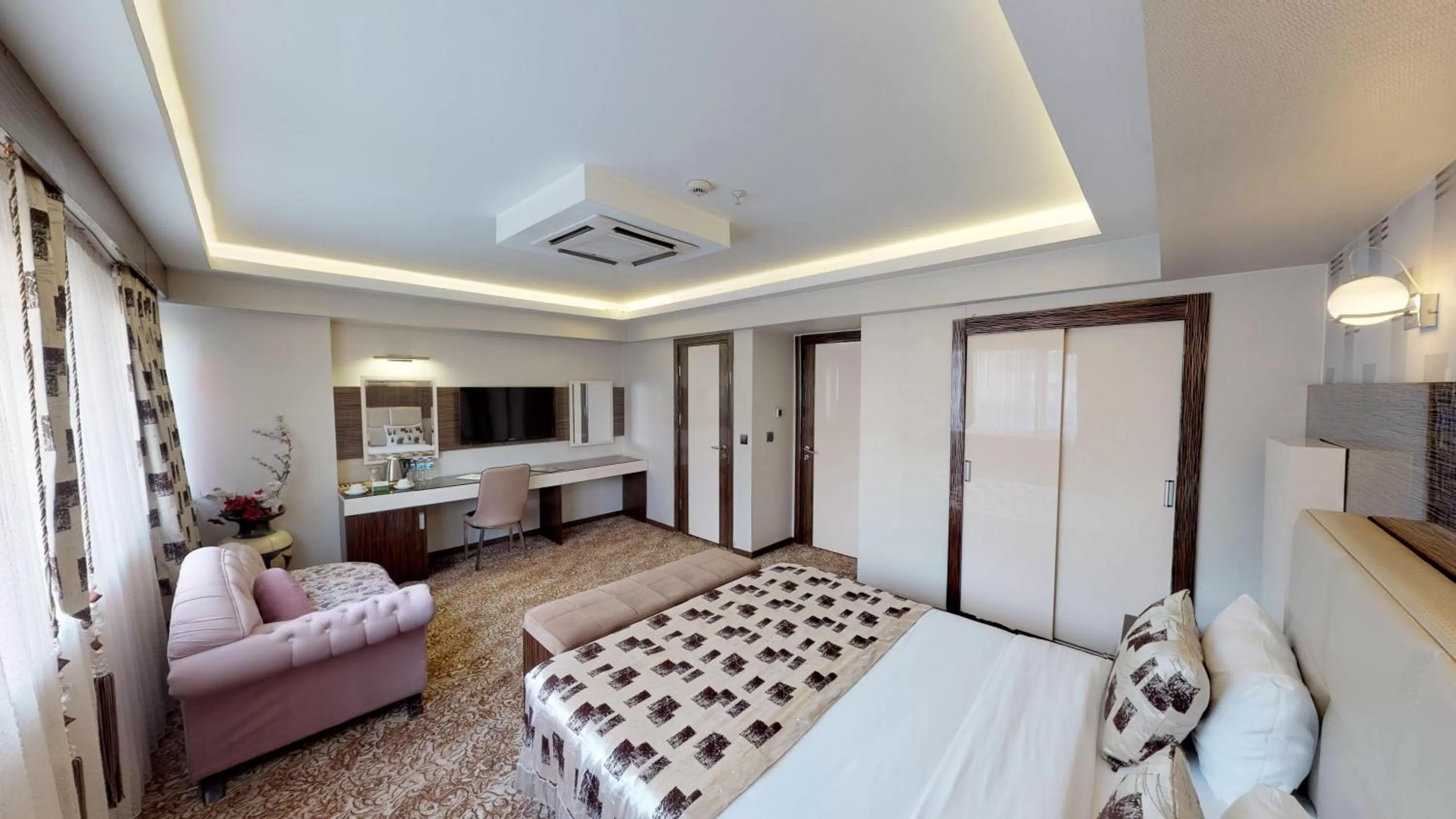 Photo of the whole room, Bed in Green Prusa Hotel