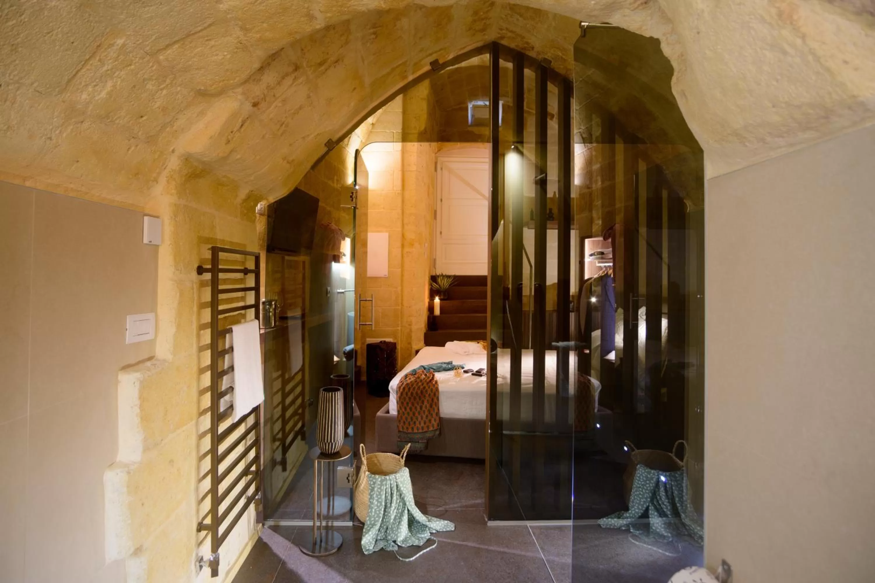 Photo of the whole room, Bed in Le Malve Cave Retreat