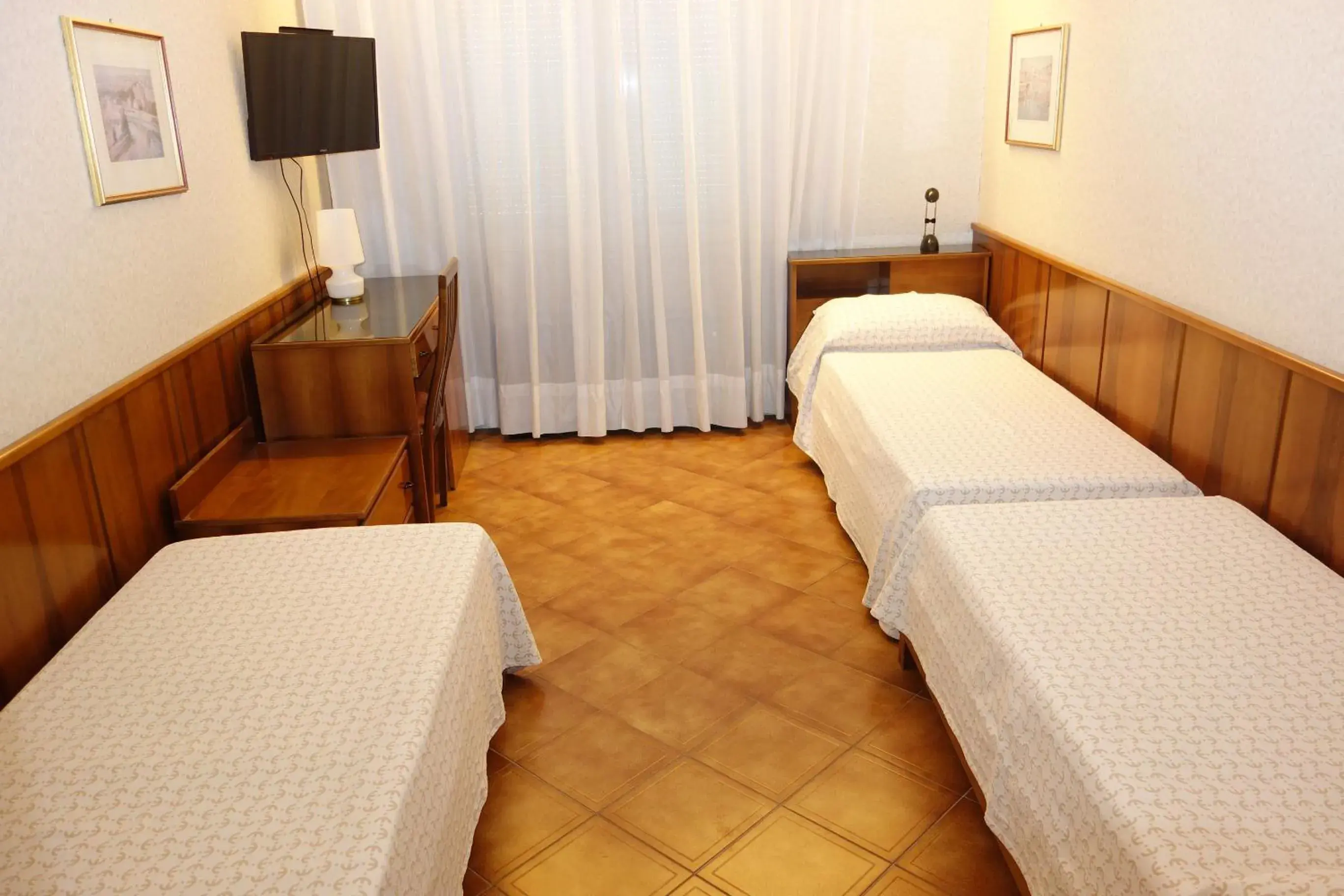 Triple Room in Euromotel Croce Bianca Triple Room in Euromotel Croce Bianca