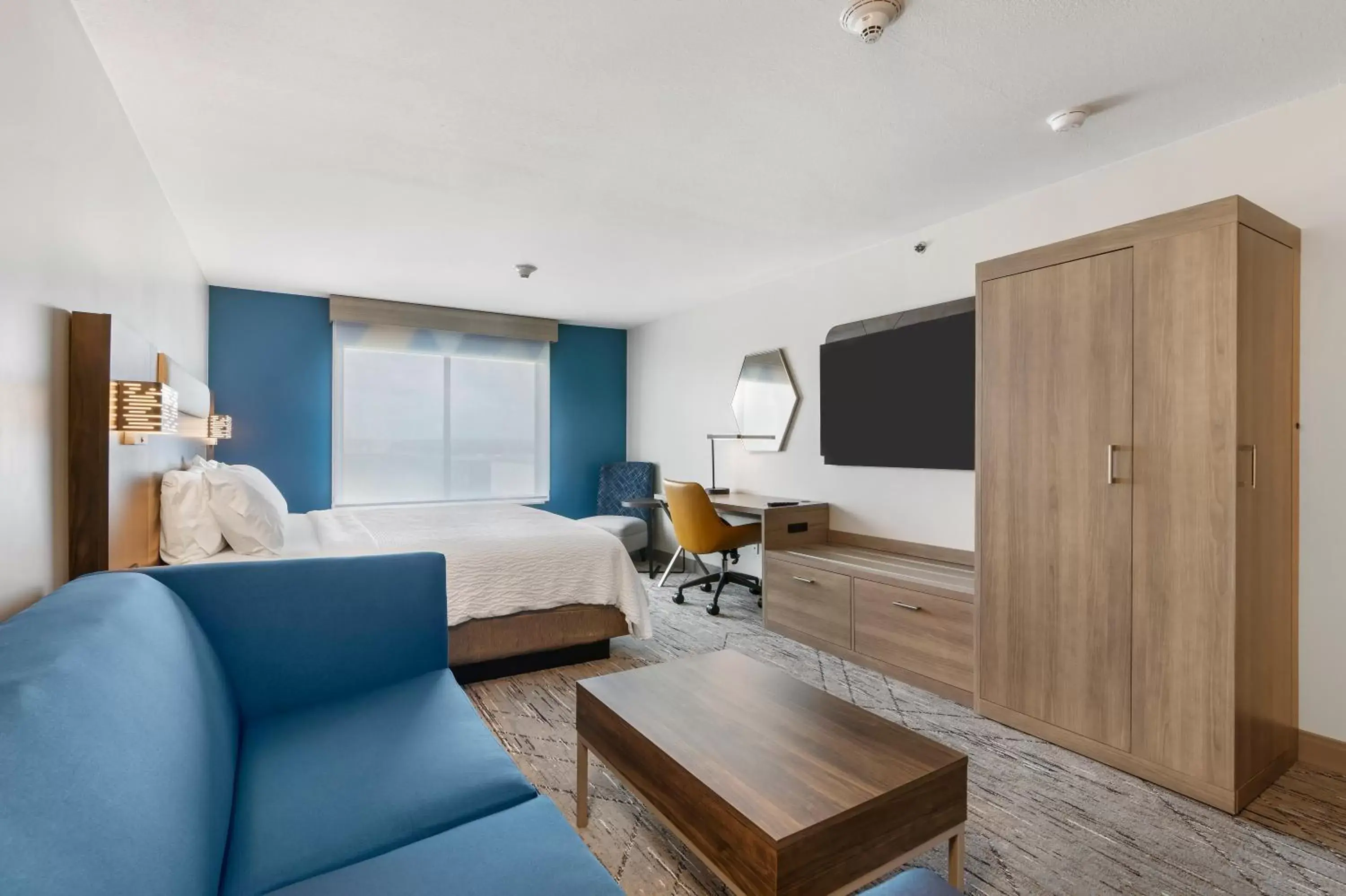 King Suite - Non-Smoking in Holiday Inn Express Peru-Lasalle Area, an IHG Hotel King Suite - Non-Smoking in Holiday Inn Express Peru-Lasalle Area, an IHG Hotel