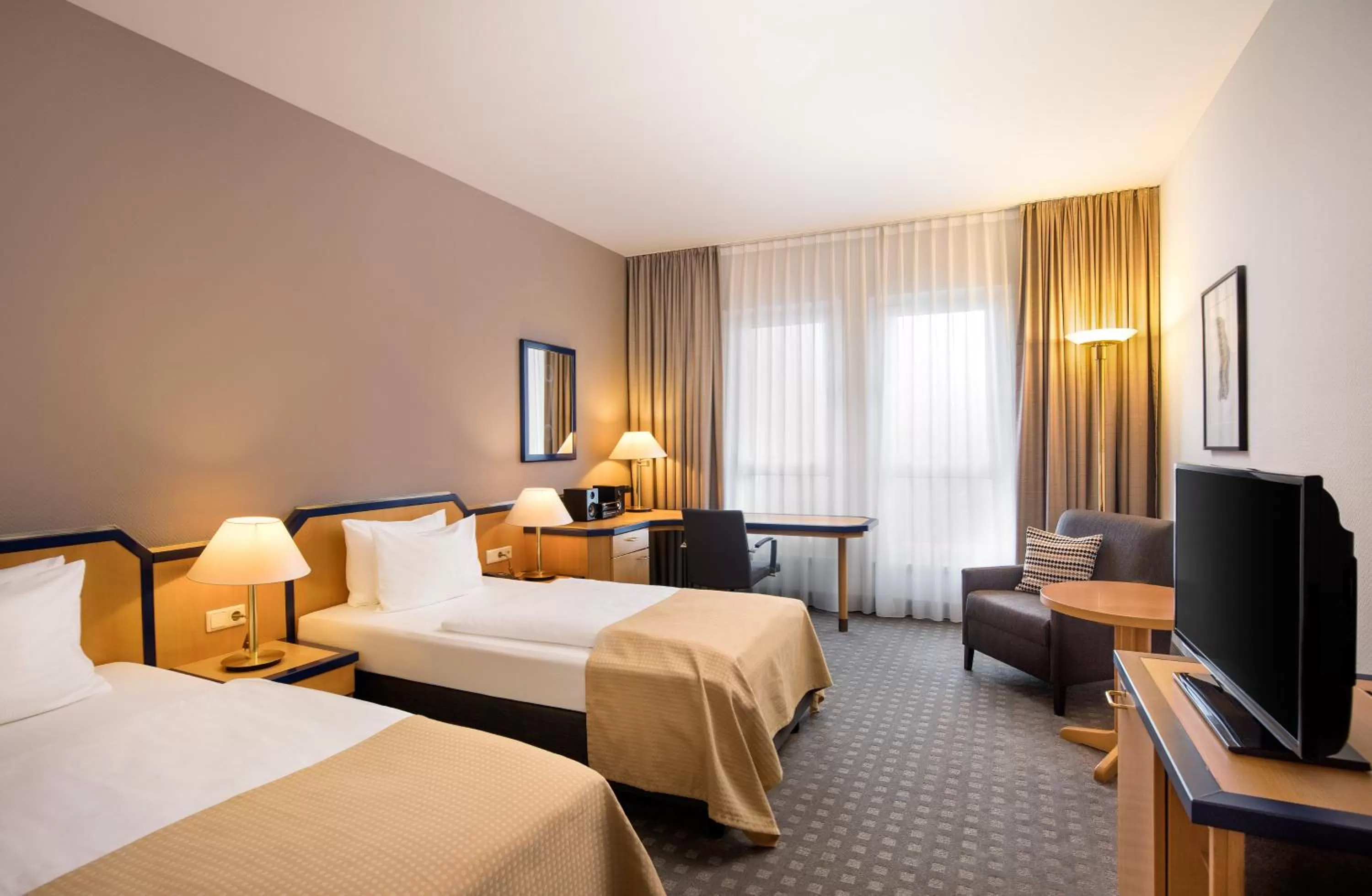 Photo of the whole room, Bed in Holiday Inn Hamburg, an IHG Hotel