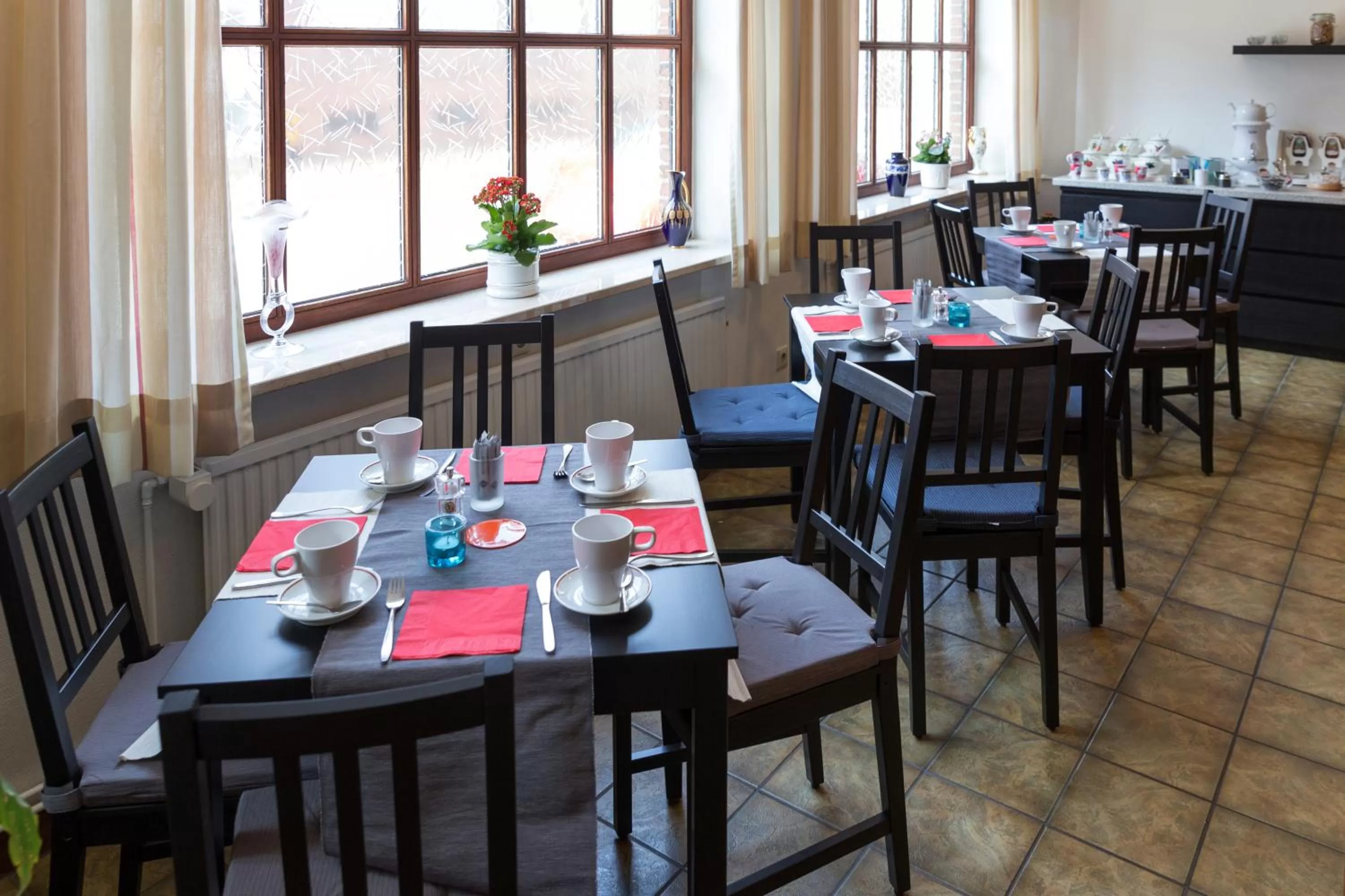 Restaurant/places to eat in Hotel & Apartment Am Theaterplatz