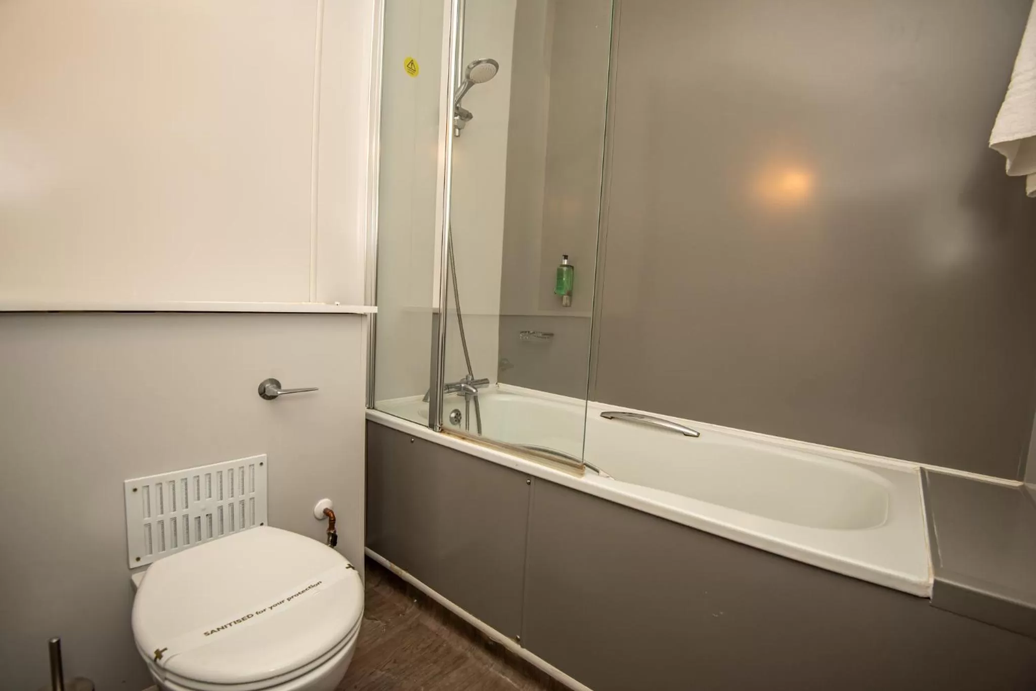 Shower in The George Inn