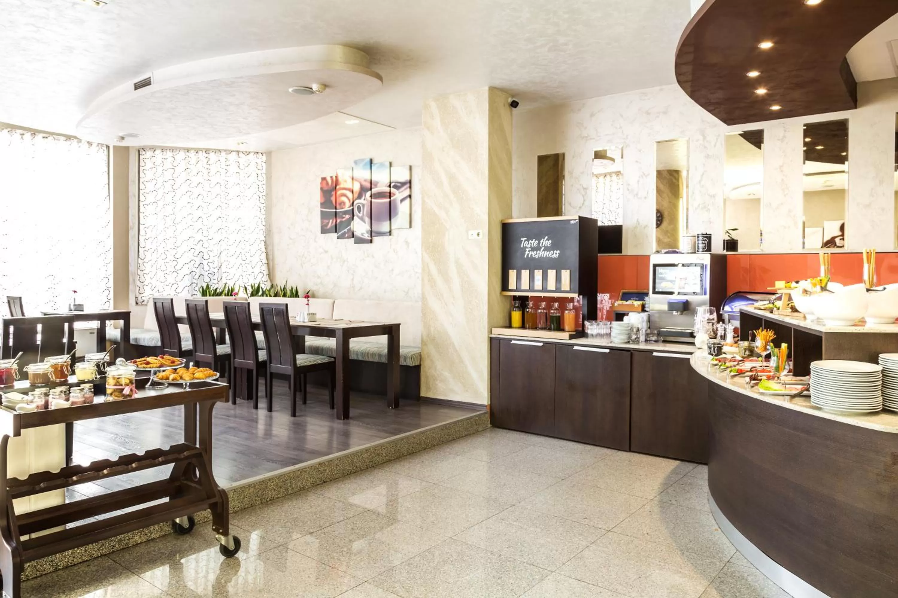 Restaurant/places to eat in City Avenue Hotel