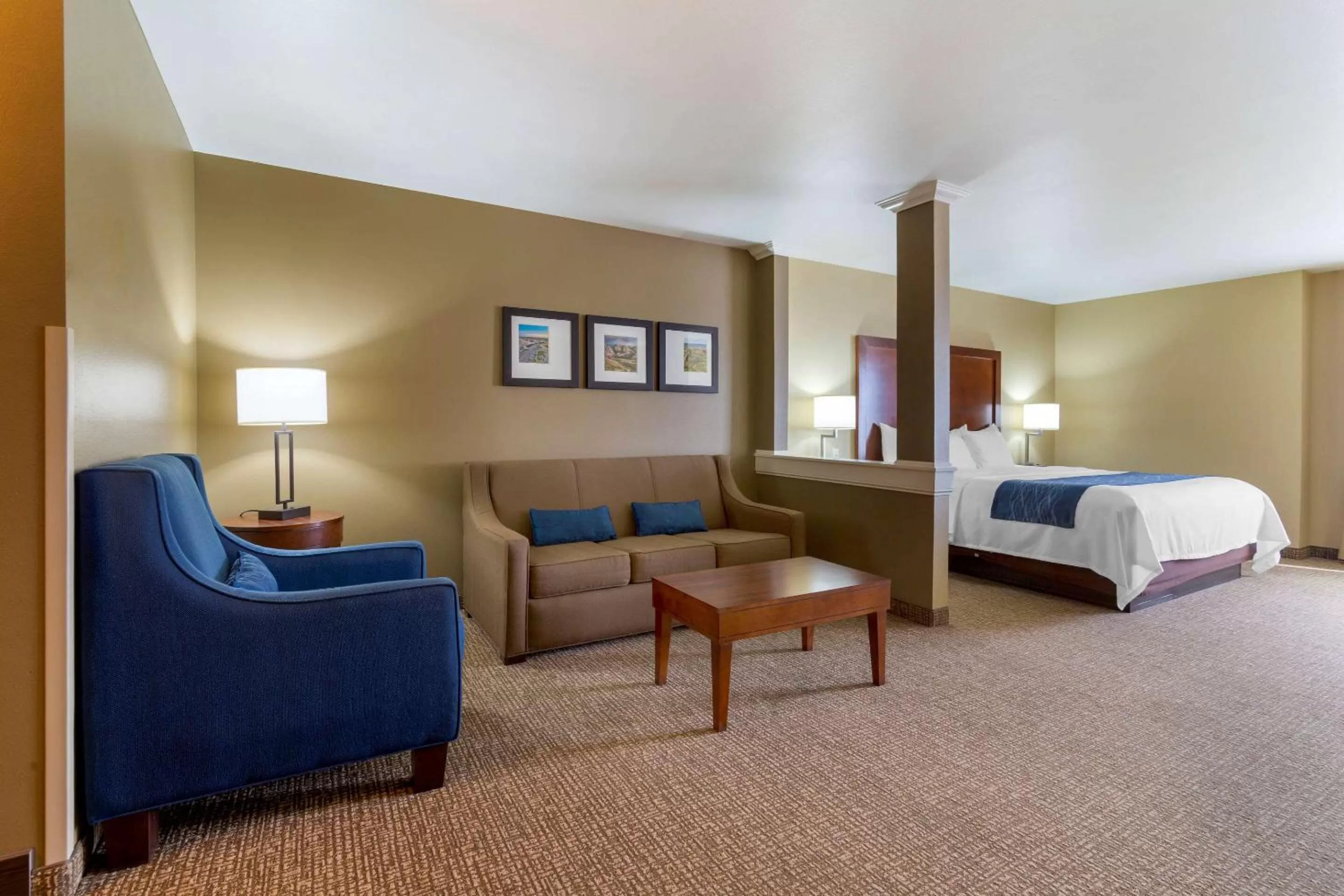 King Suite with Sofa Bed in Comfort Inn & Suites Mandan - Bismarck