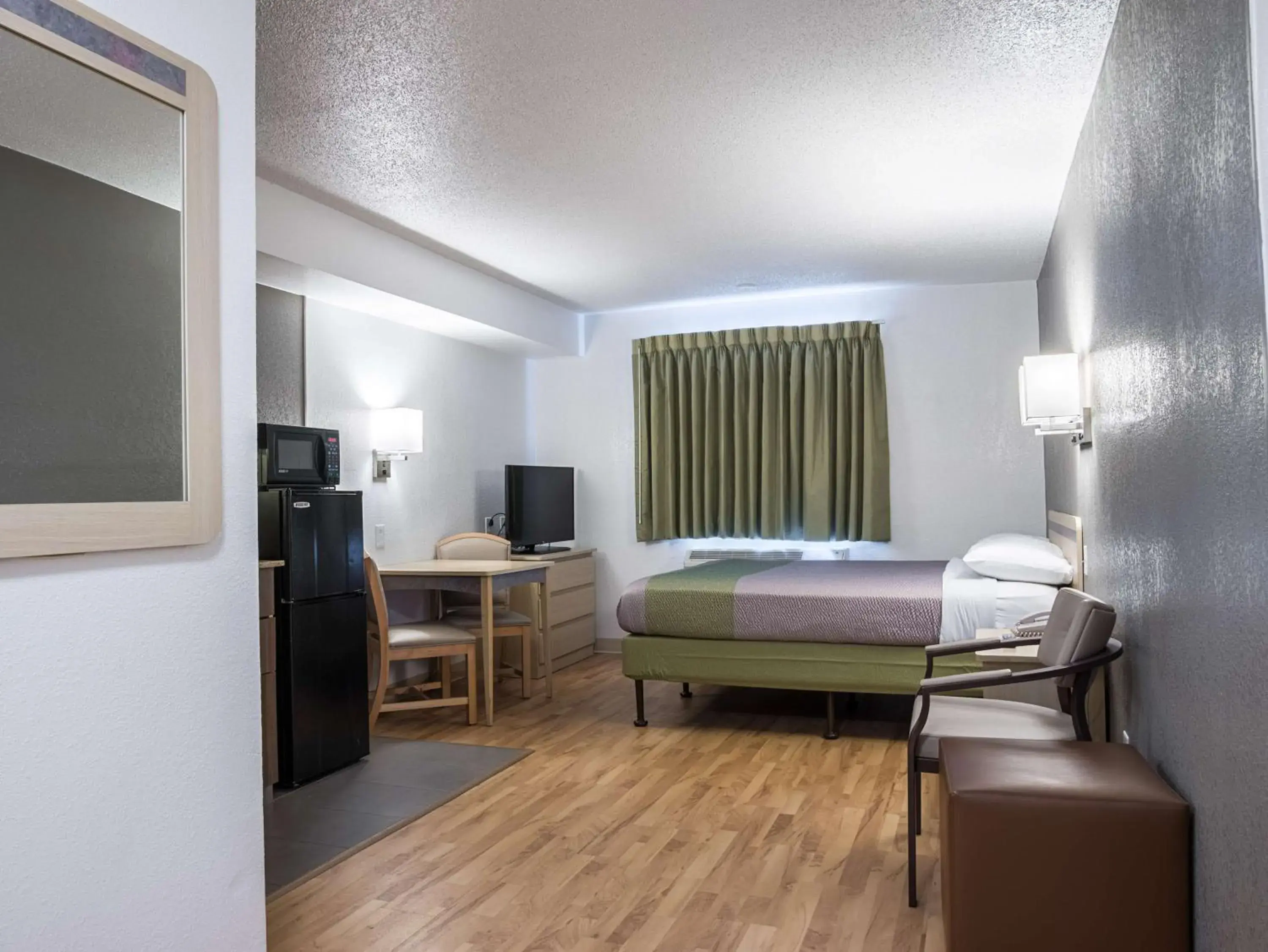 Queen Room - Disability Access - Non-Smoking in Studio 6-Miamisburg, OH - Dayton Queen Room - Disability Access - Non-Smoking in Studio 6-Miamisburg, OH - Dayton