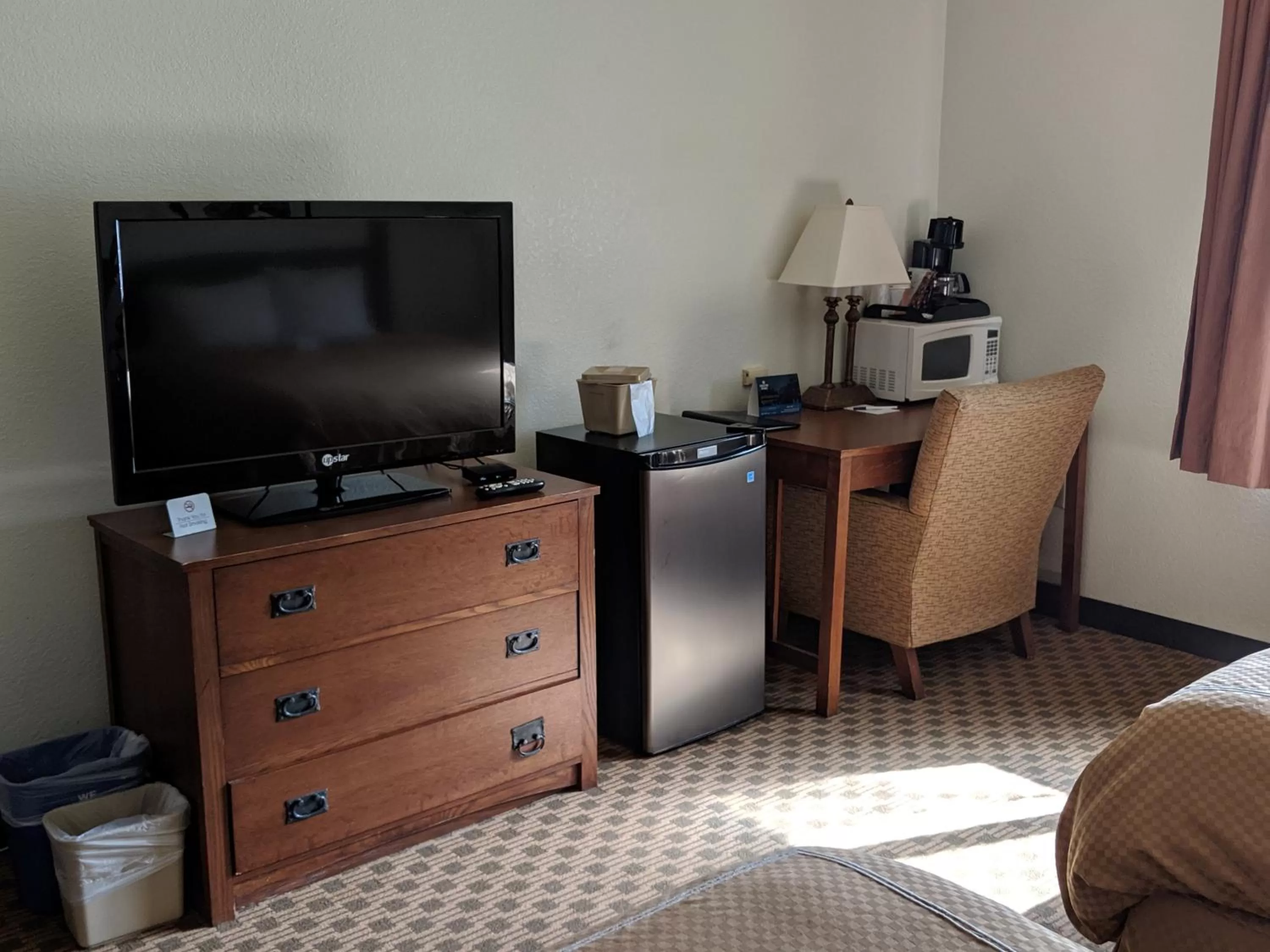 TV and multimedia in Boarders Inn and Suites by Cobblestone Hotels - Ripon
