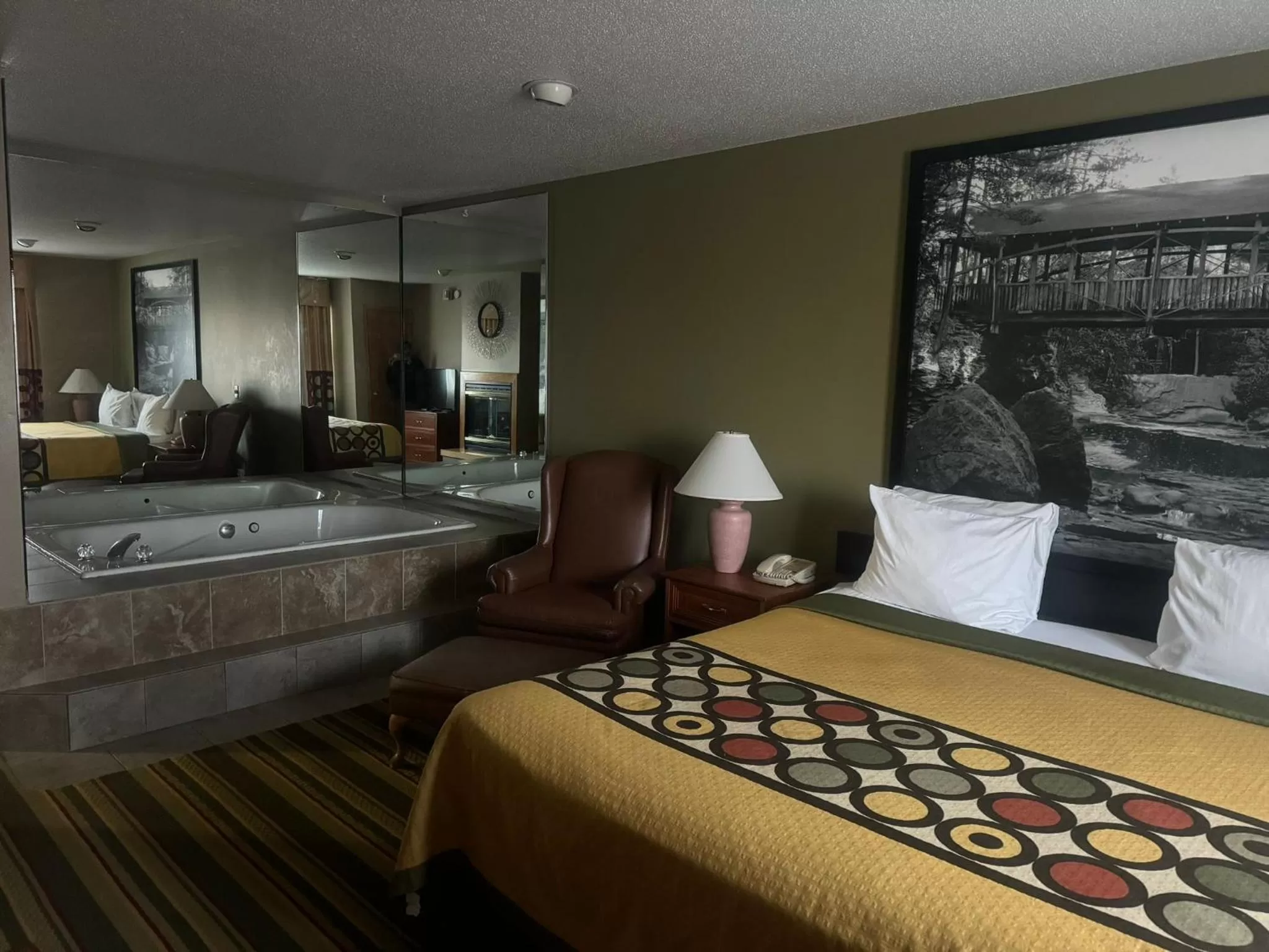 Hot Tub, Bed in Super 8 by Wyndham Sparta