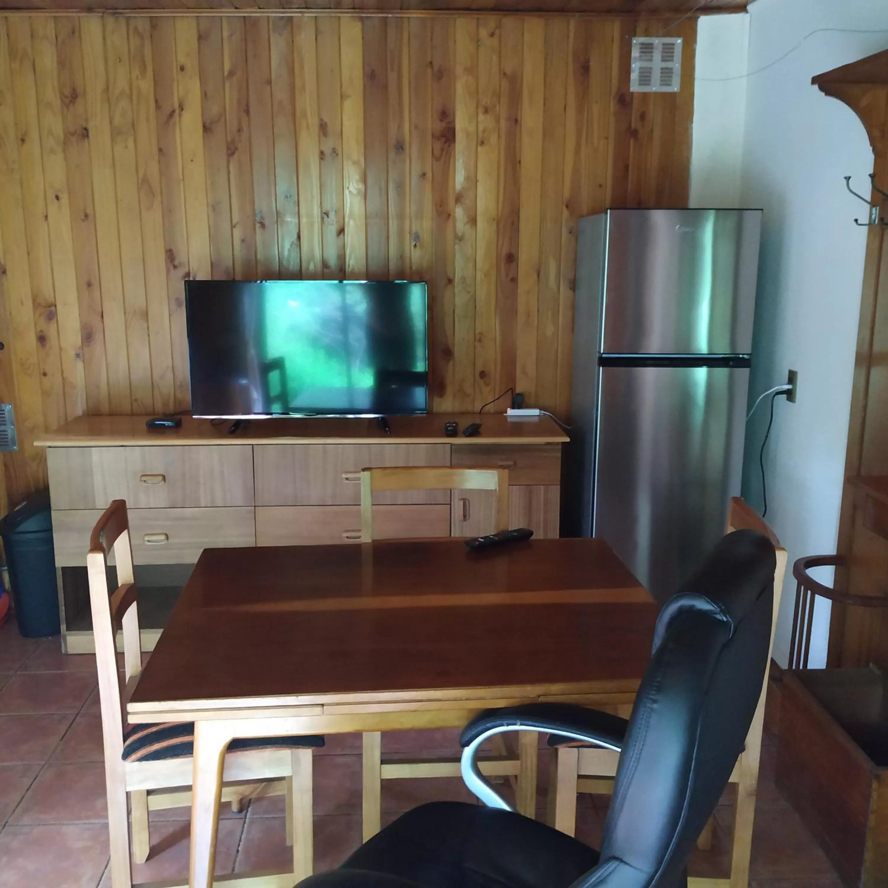 Dining area, TV/Entertainment Center in Omi Kika B&B