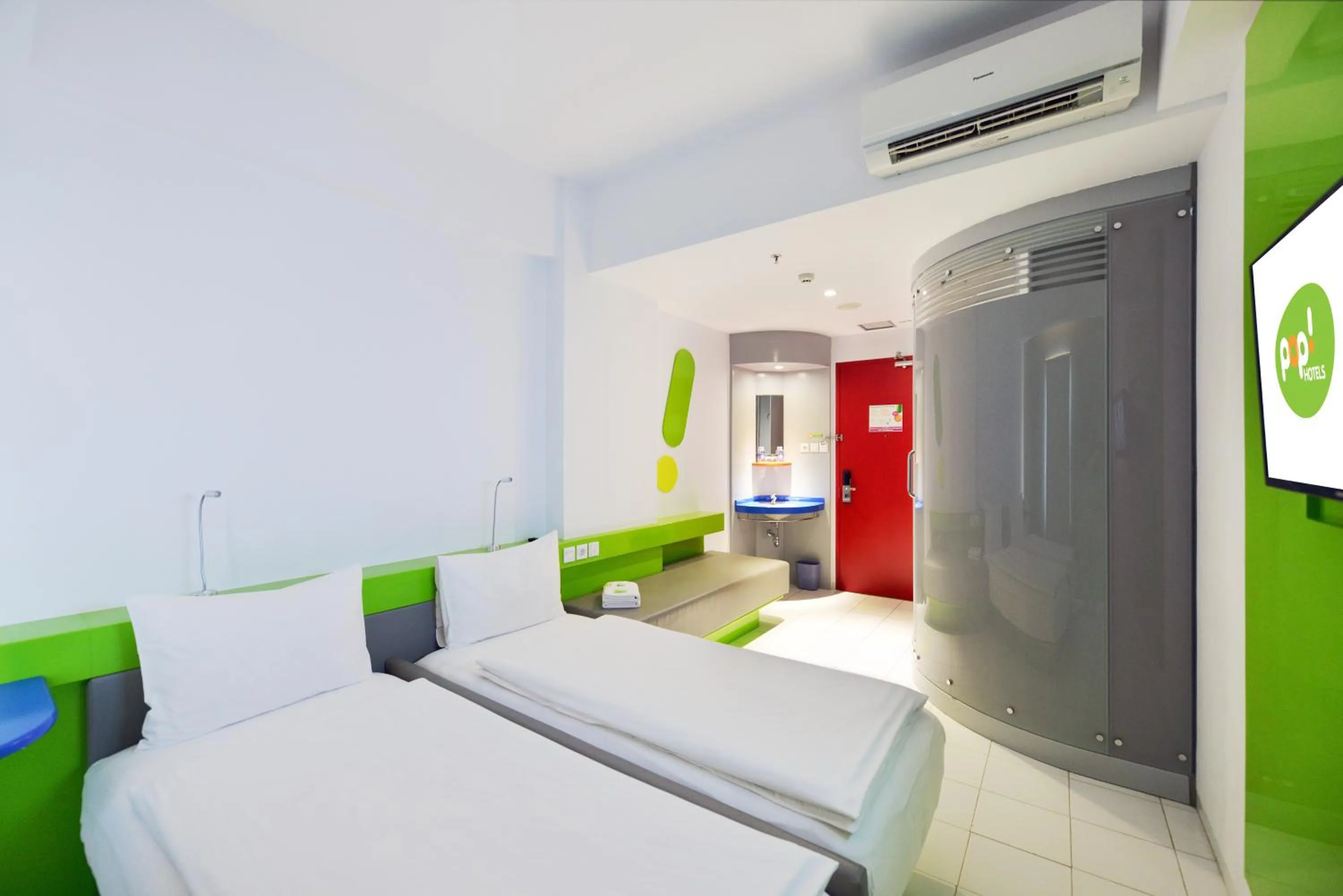 Photo of the whole room, Bed in POP! Hotel Tanjung Karang