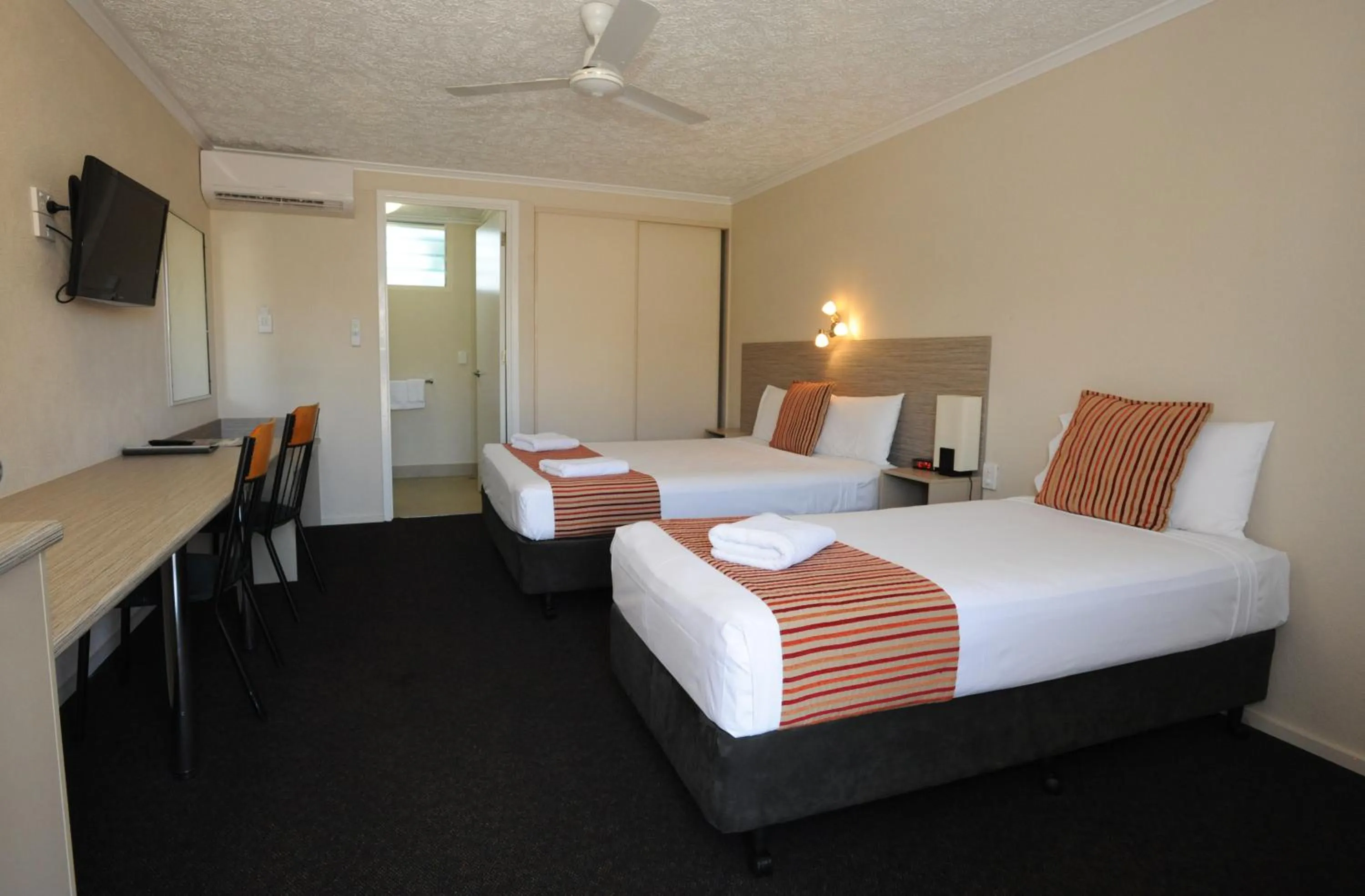 Shower, Bed in Shoredrive Motel