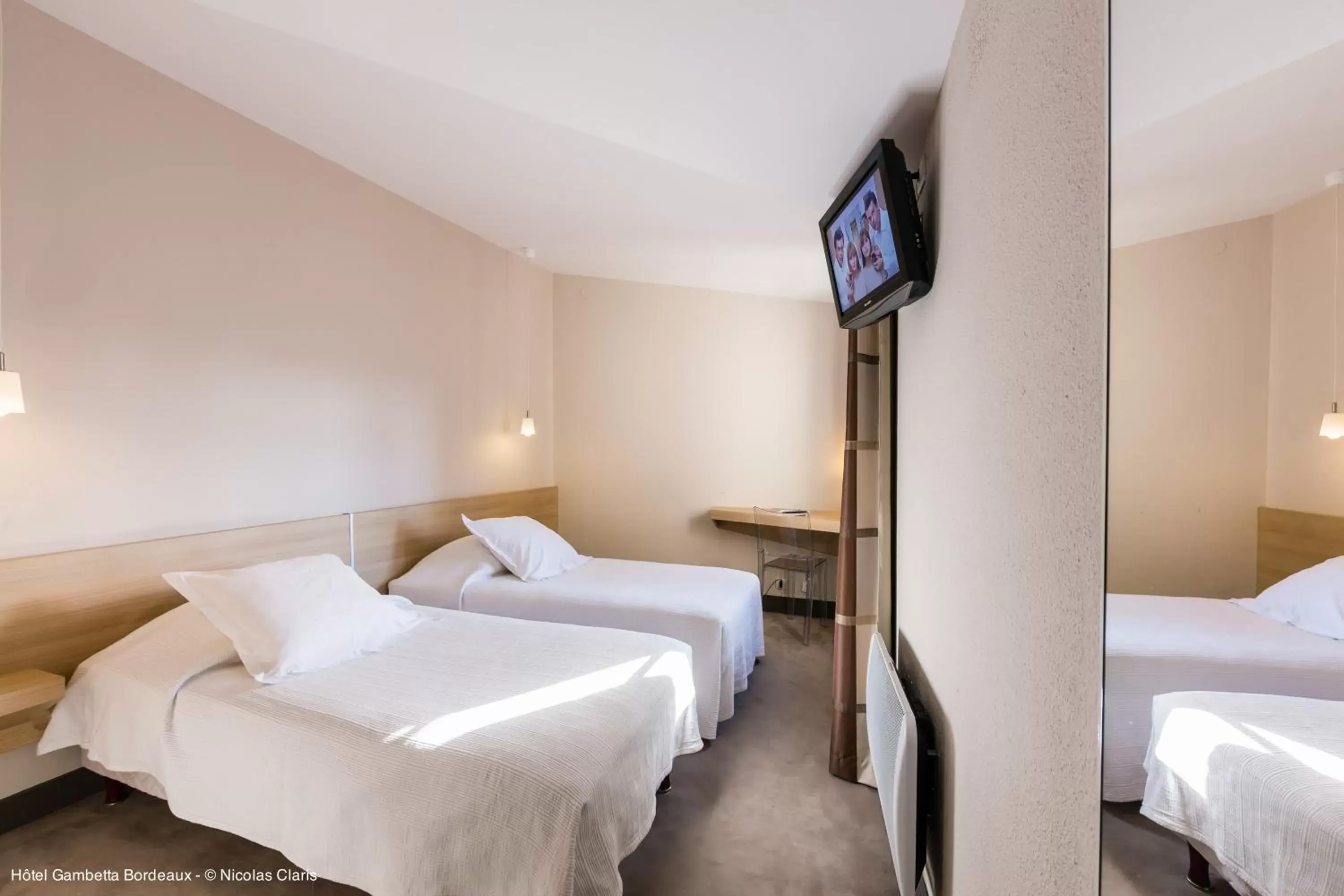 Twin Room with Courtyard View in Hotel Gambetta Twin Room with Courtyard View in Hotel Gambetta