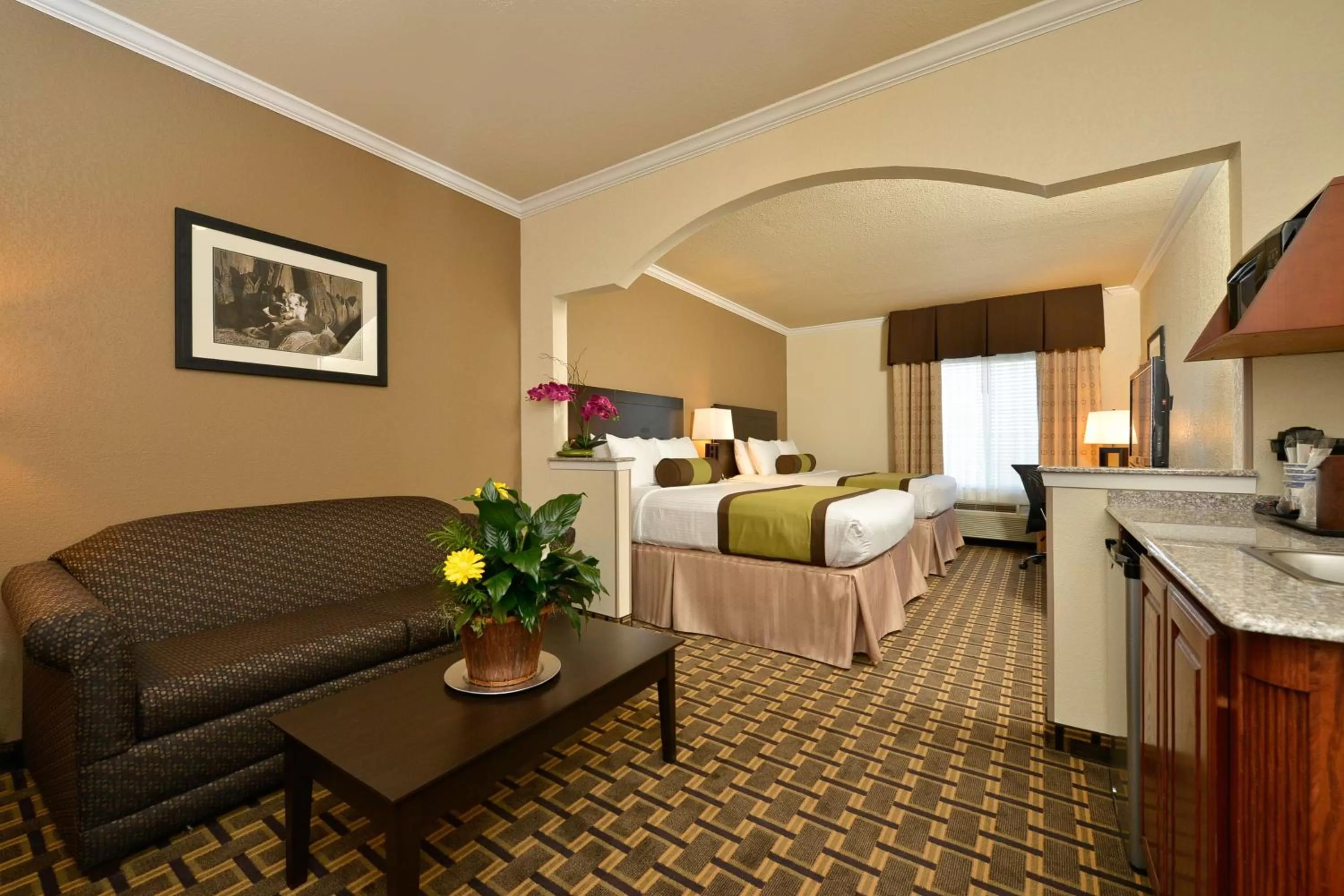 Queen Suite with Two Queen Beds and Sofa Bed - Wet Bar/Non-Smoking in Best Western Plus Cutting Horse Inn & Suites