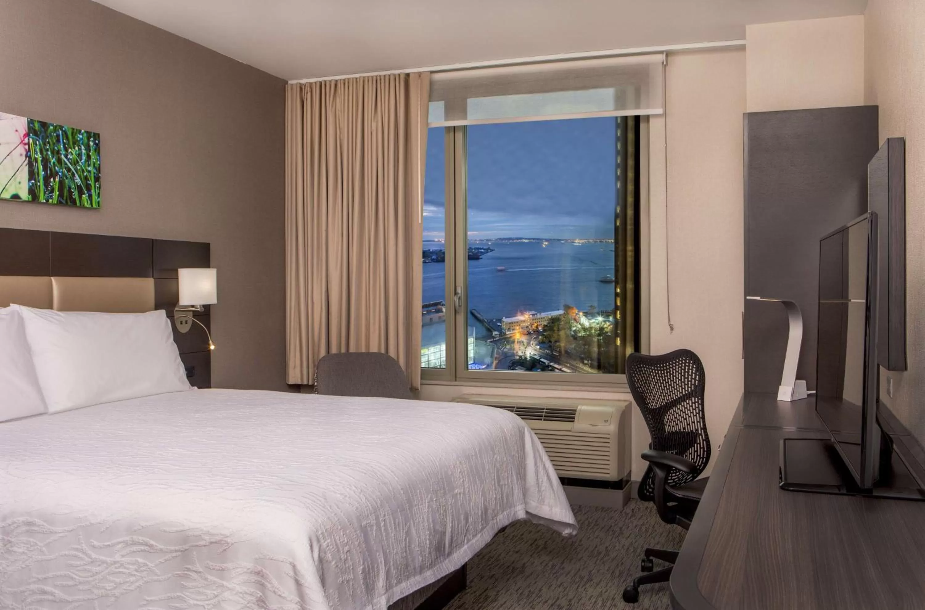 Bedroom, Bed in Hilton Garden Inn NYC Financial Center/Manhattan Downtown