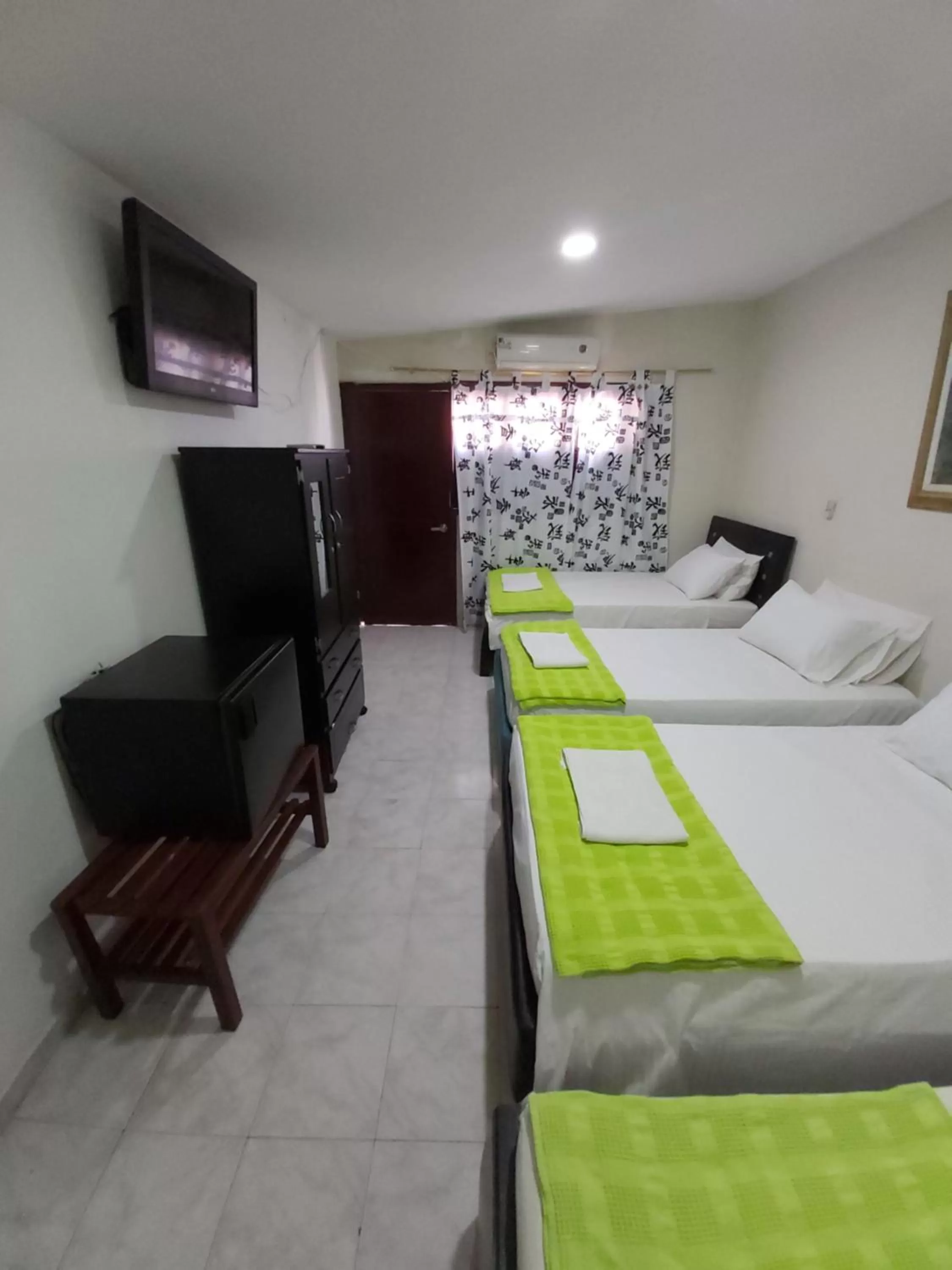 Communal lounge/ TV room, TV/Entertainment Center in Eco-Hotel Villa Elina