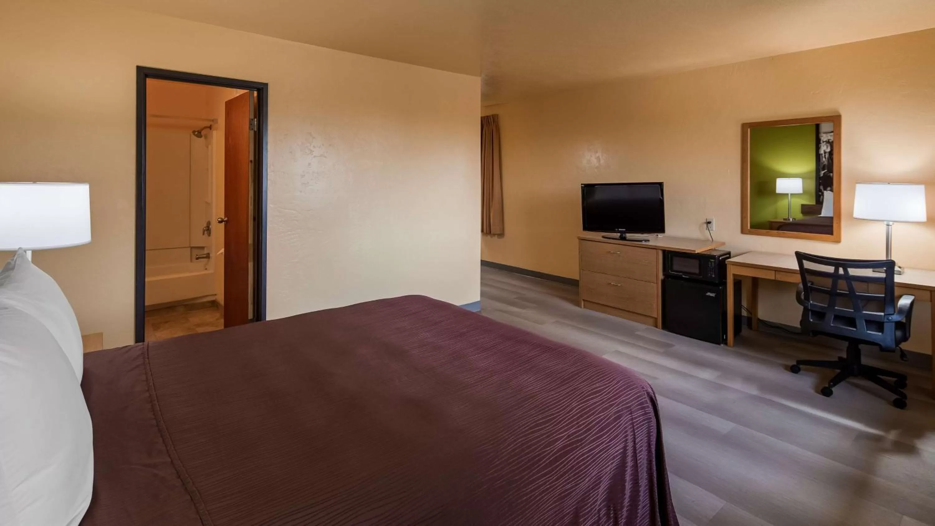 Photo of the whole room, Bed in SureStay Hotel by Best Western Ellensburg