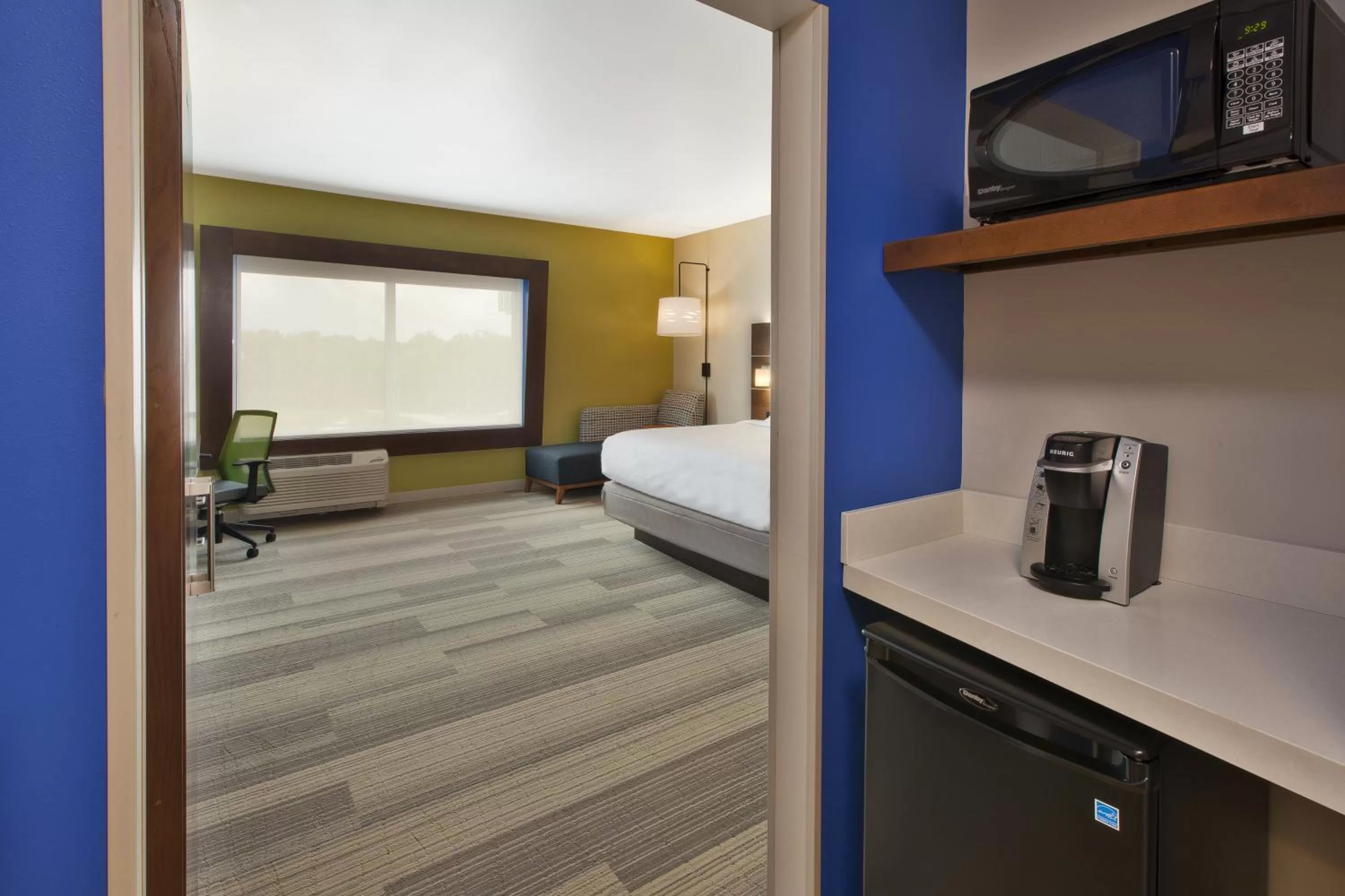 Photo of the whole room, Bed in Holiday Inn Express and Suites South Hill by IHG