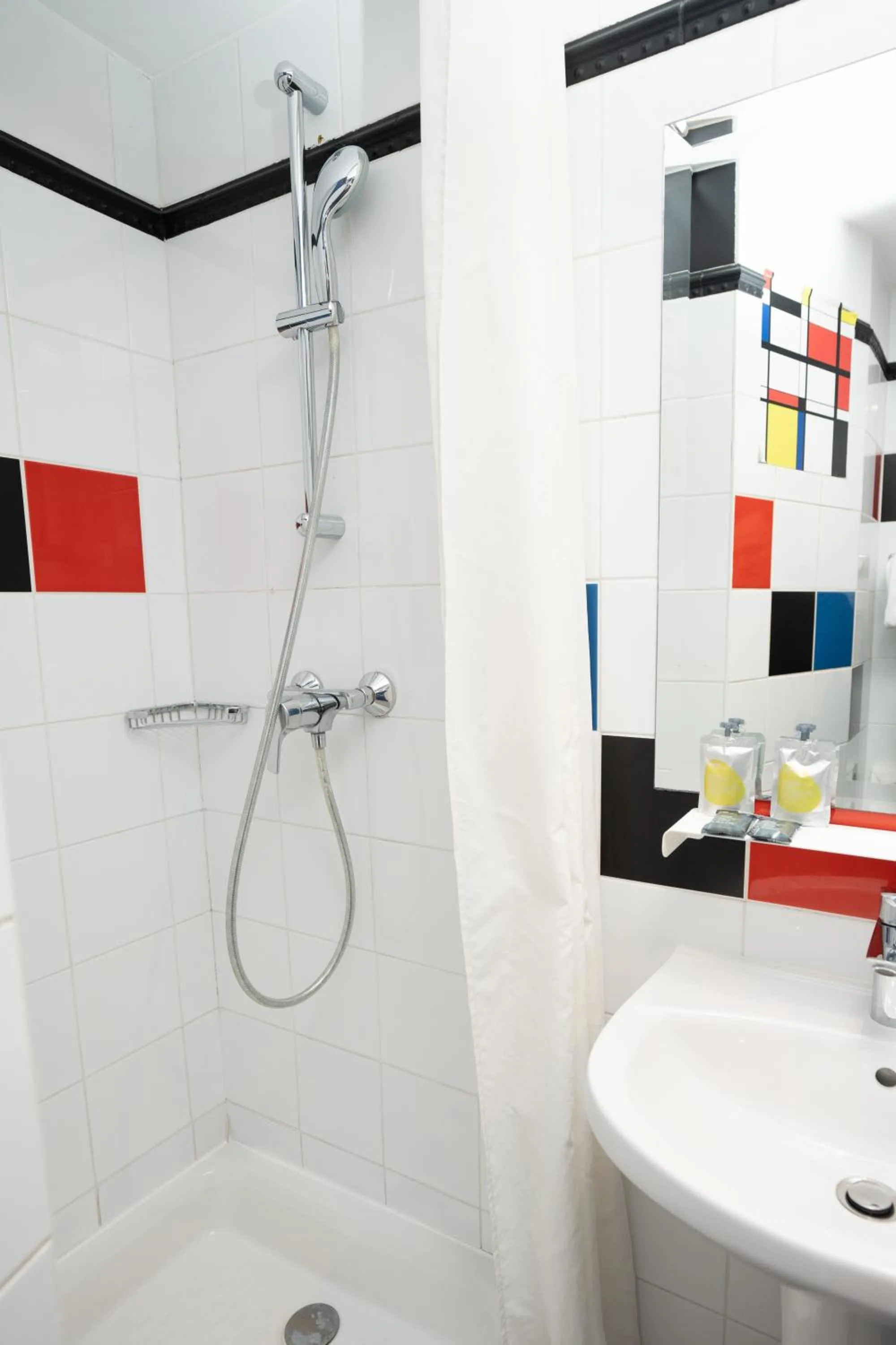 Bathroom in Hôtel Du Mont Dore Batignolles