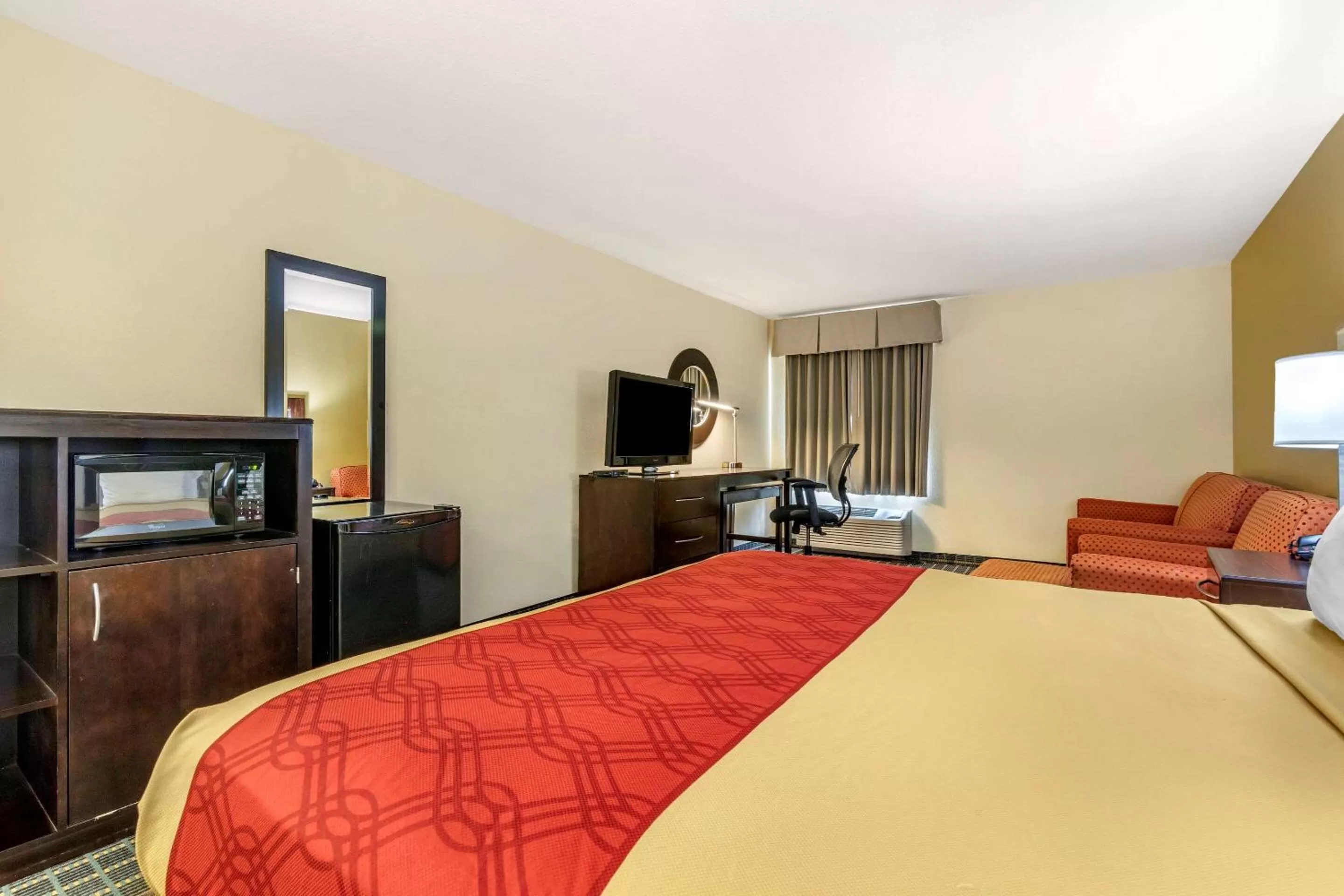 Photo of the whole room, Bed in Econo Lodge Brunswick Travel Center