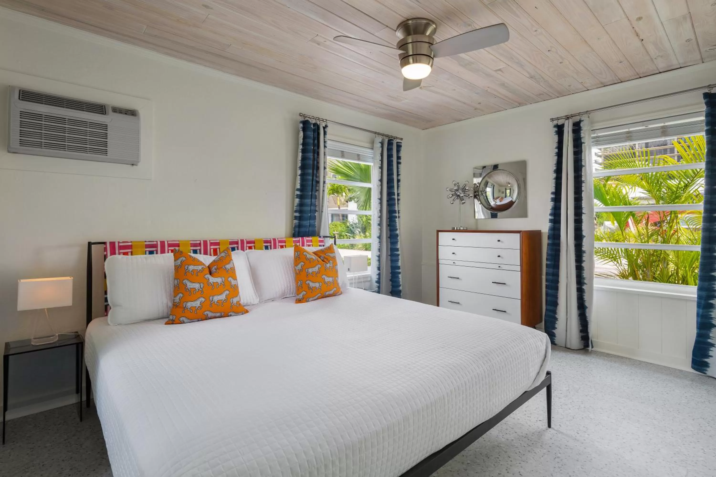 Bedroom in Sunset Inn and Cottages