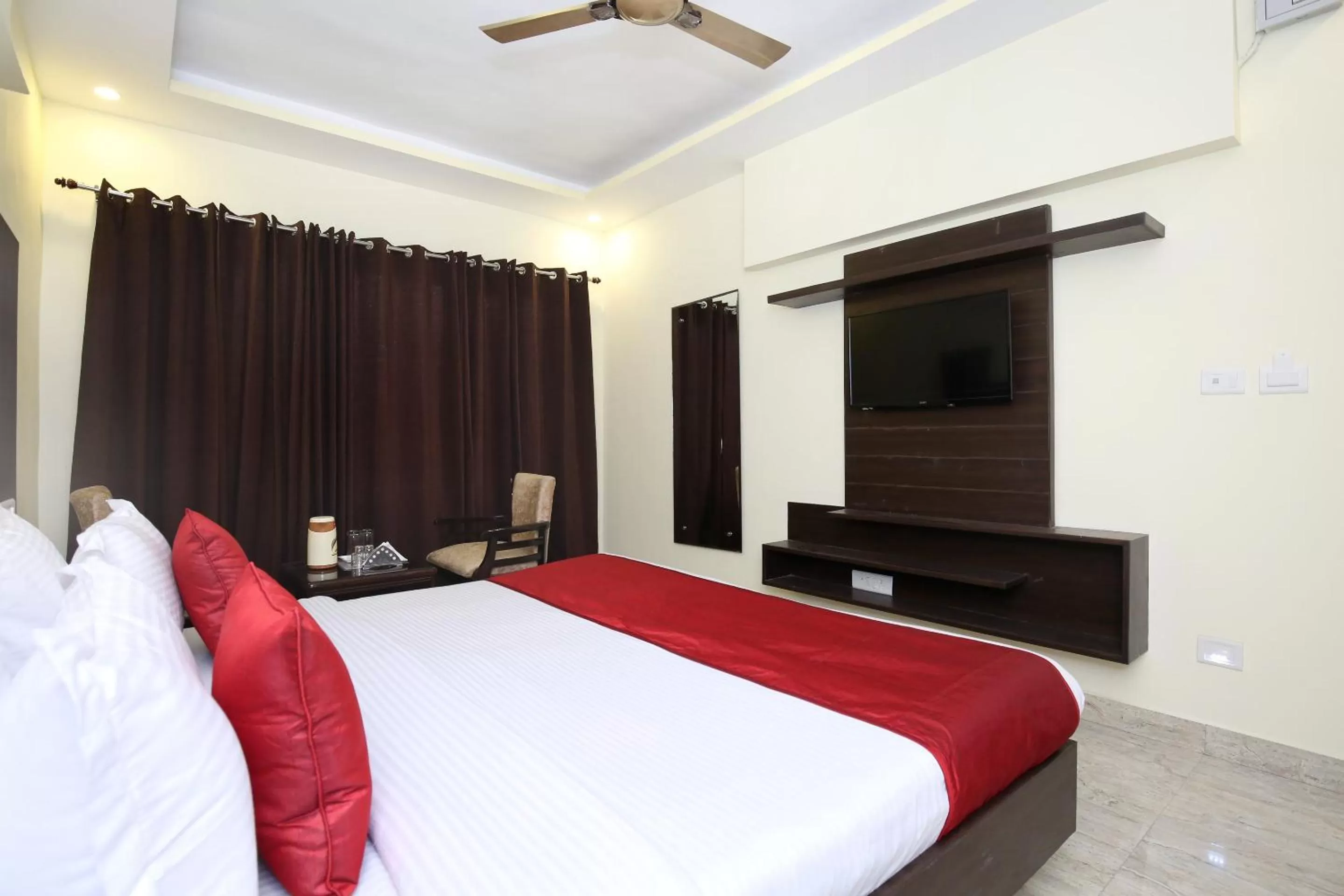 Bedroom, Bed in Capital O Hotel Royal