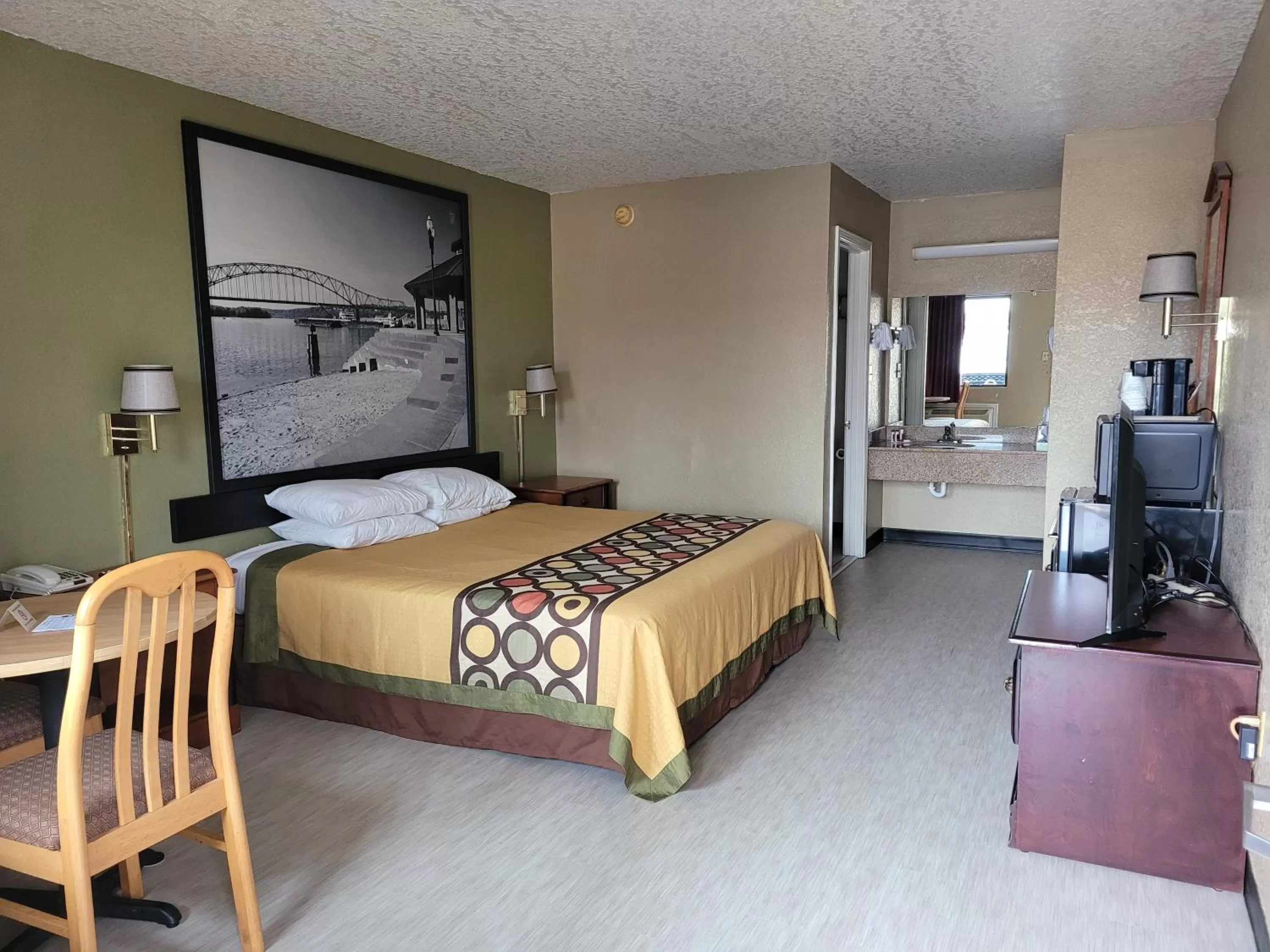 King Studio - Mobility Accessible/Non-Smoking in Super 8 by Wyndham Arkadelphia Caddo Valley Area