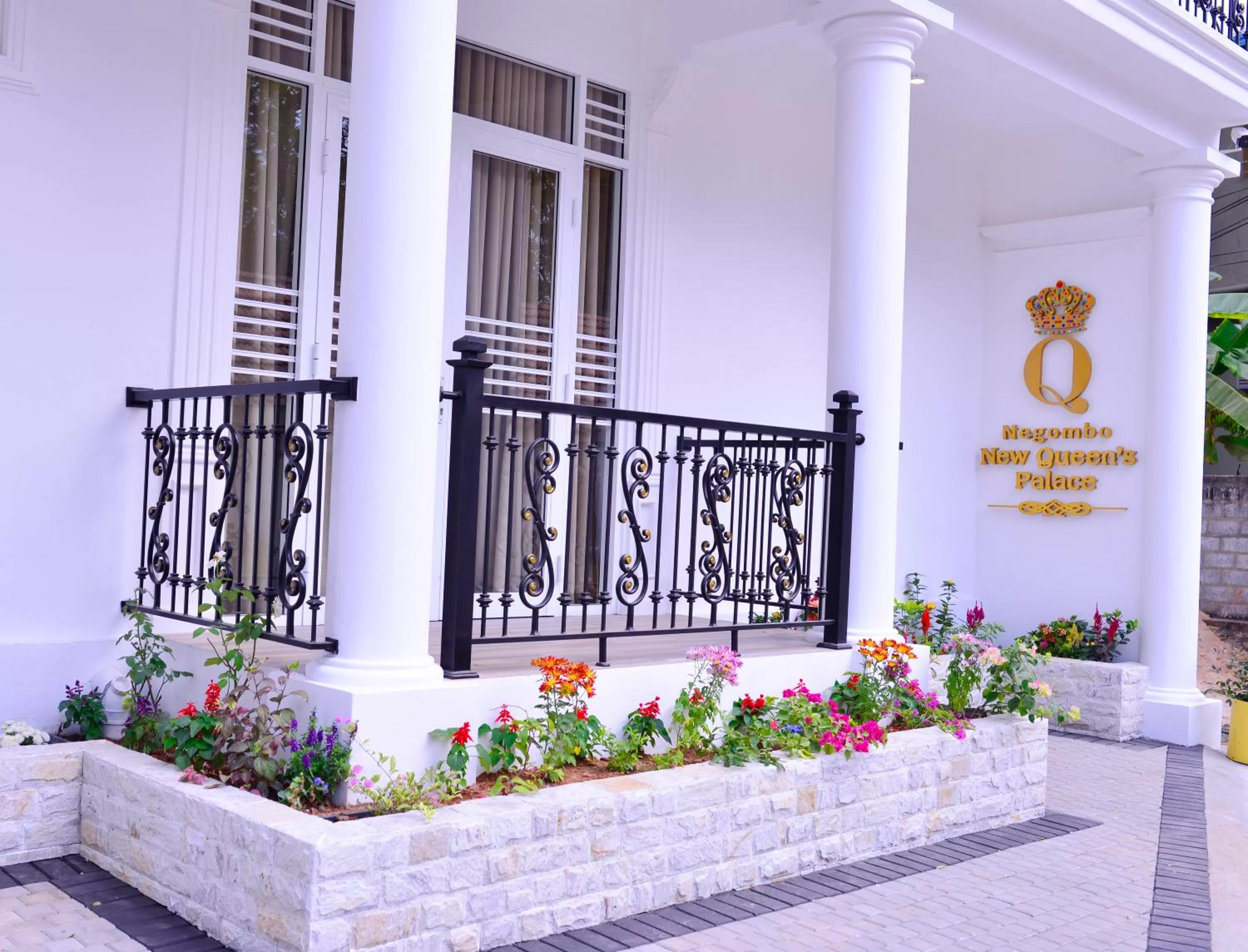 Property building in Negombo New Queen's Palace