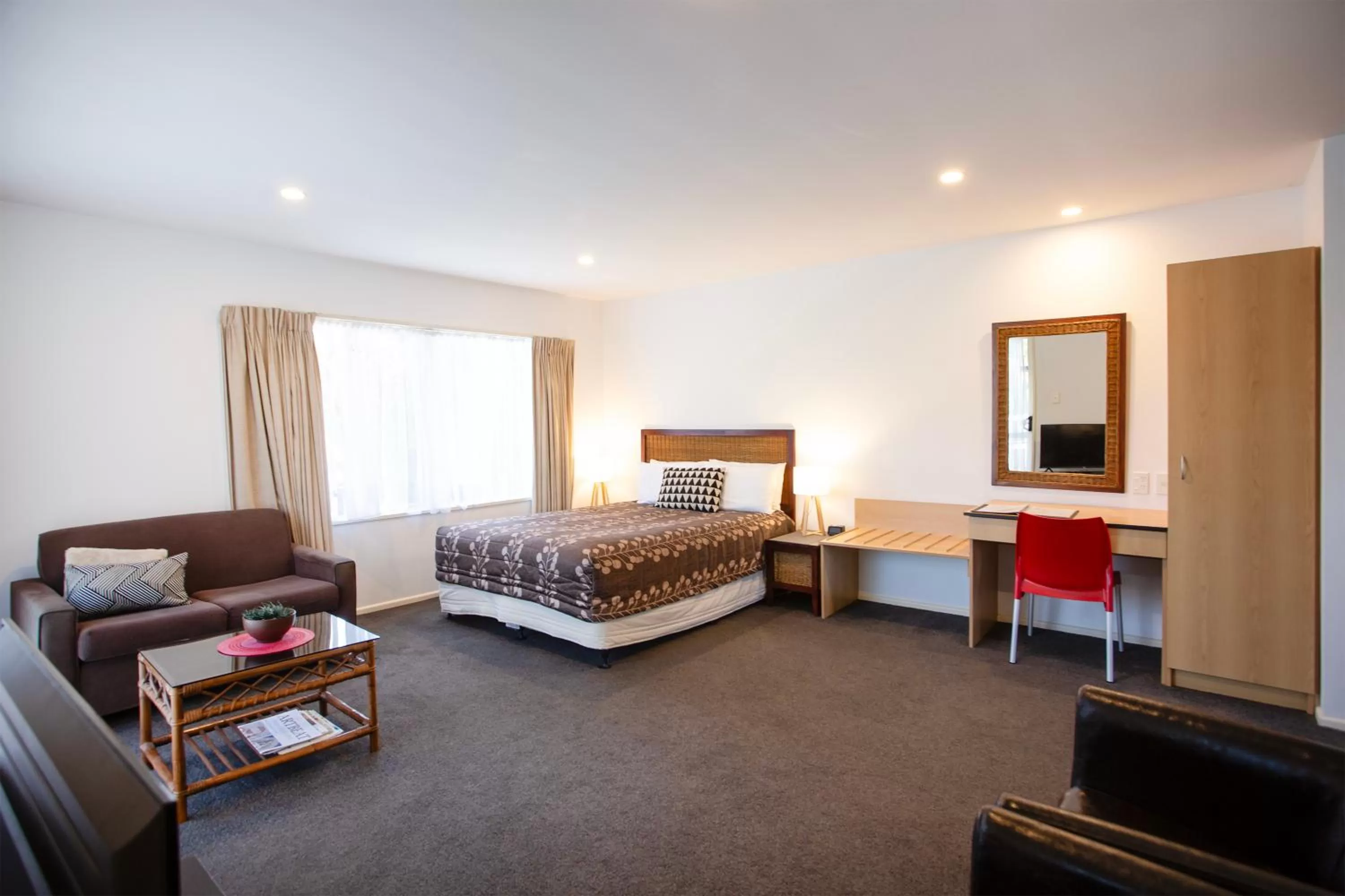 Communal lounge/ TV room, Bed in Casino Court Motor Lodge