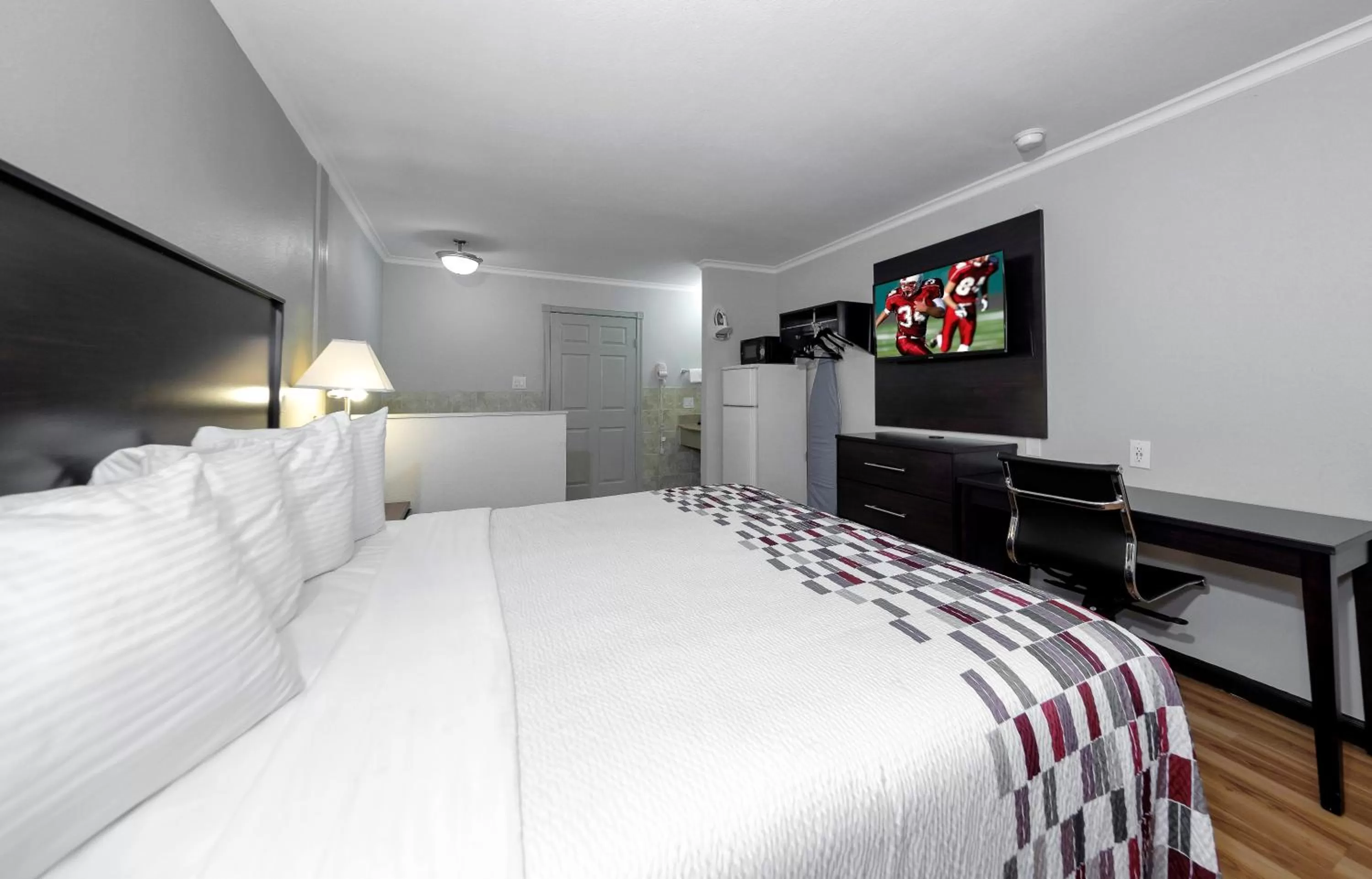 Suite King with Spa Bath Smoking in Red Roof Inn Arlington - Entertainment District