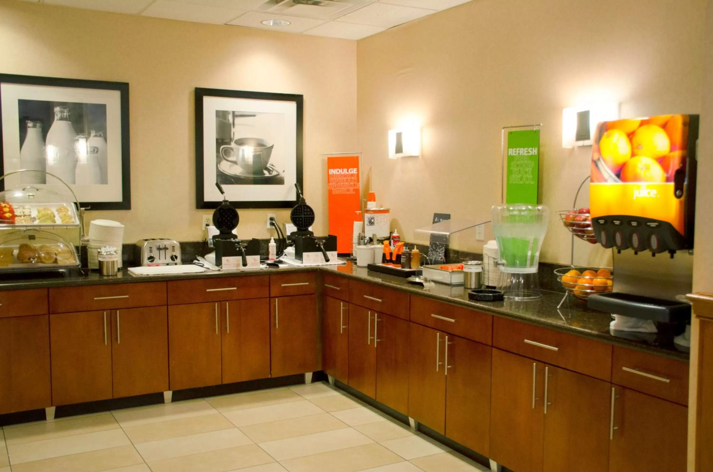 Dining area in Hampton Inn & Suites College Station