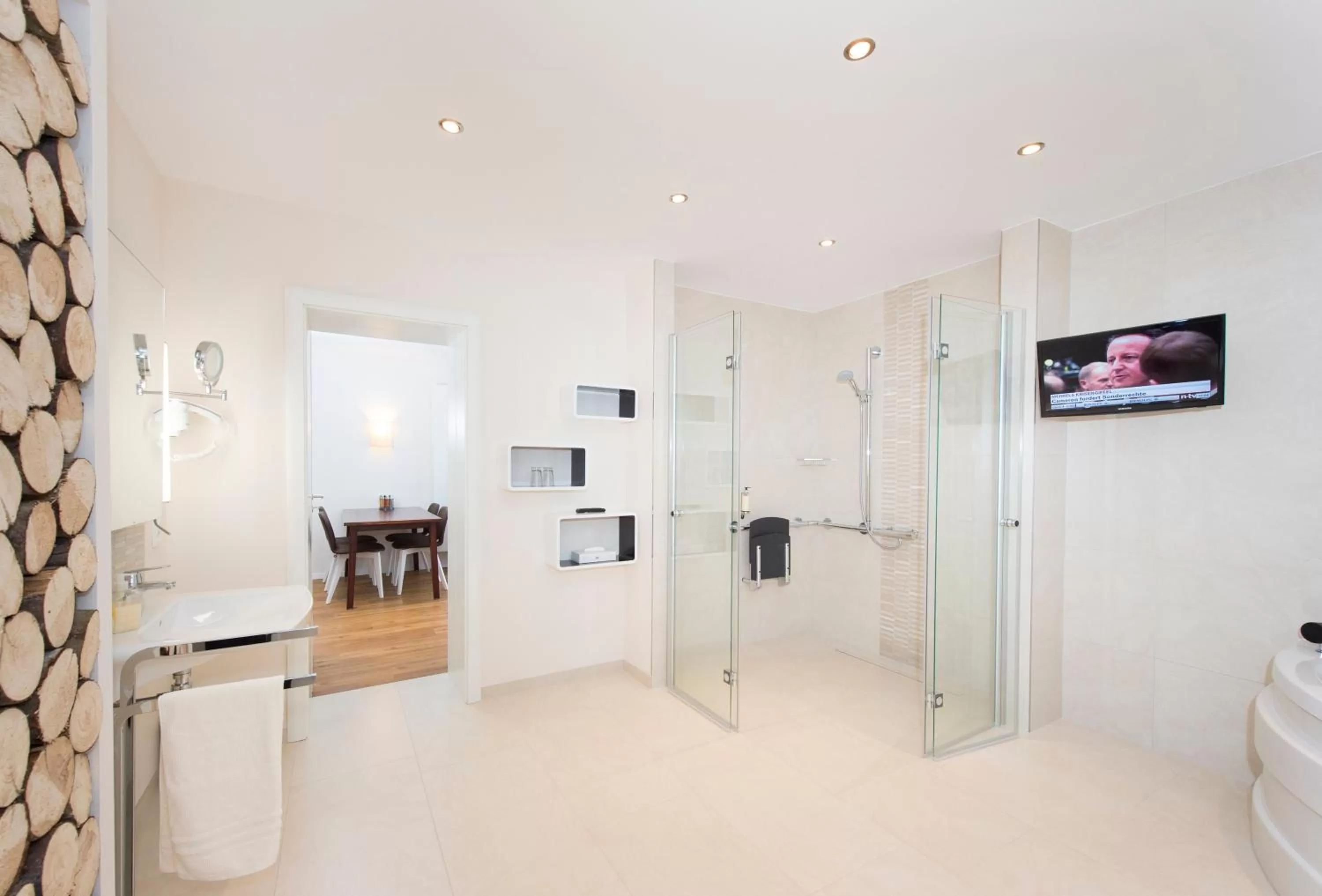 Shower, TV/Entertainment Center in Hotel Storck