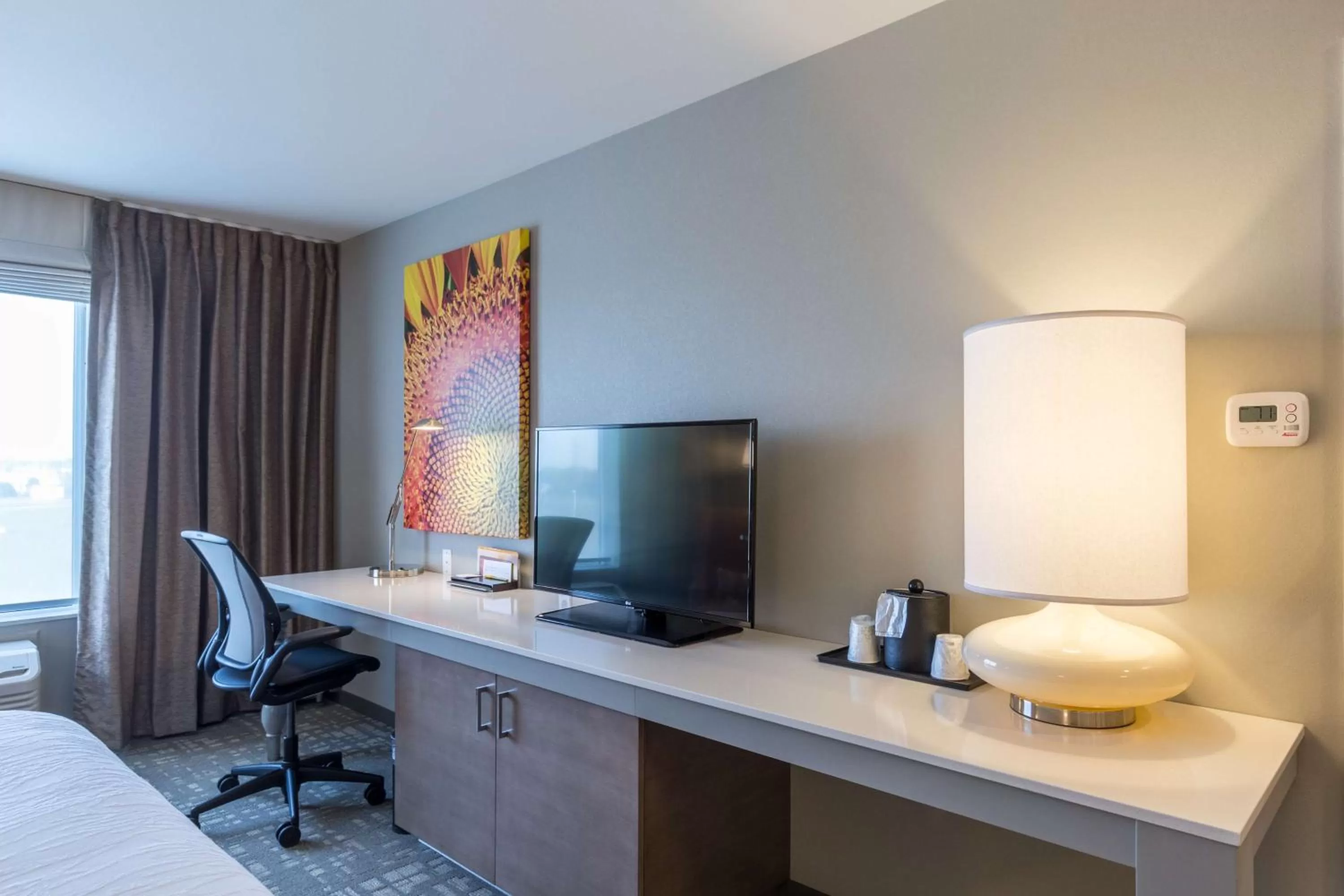 Living room, Bed in Hilton Garden Inn Salina