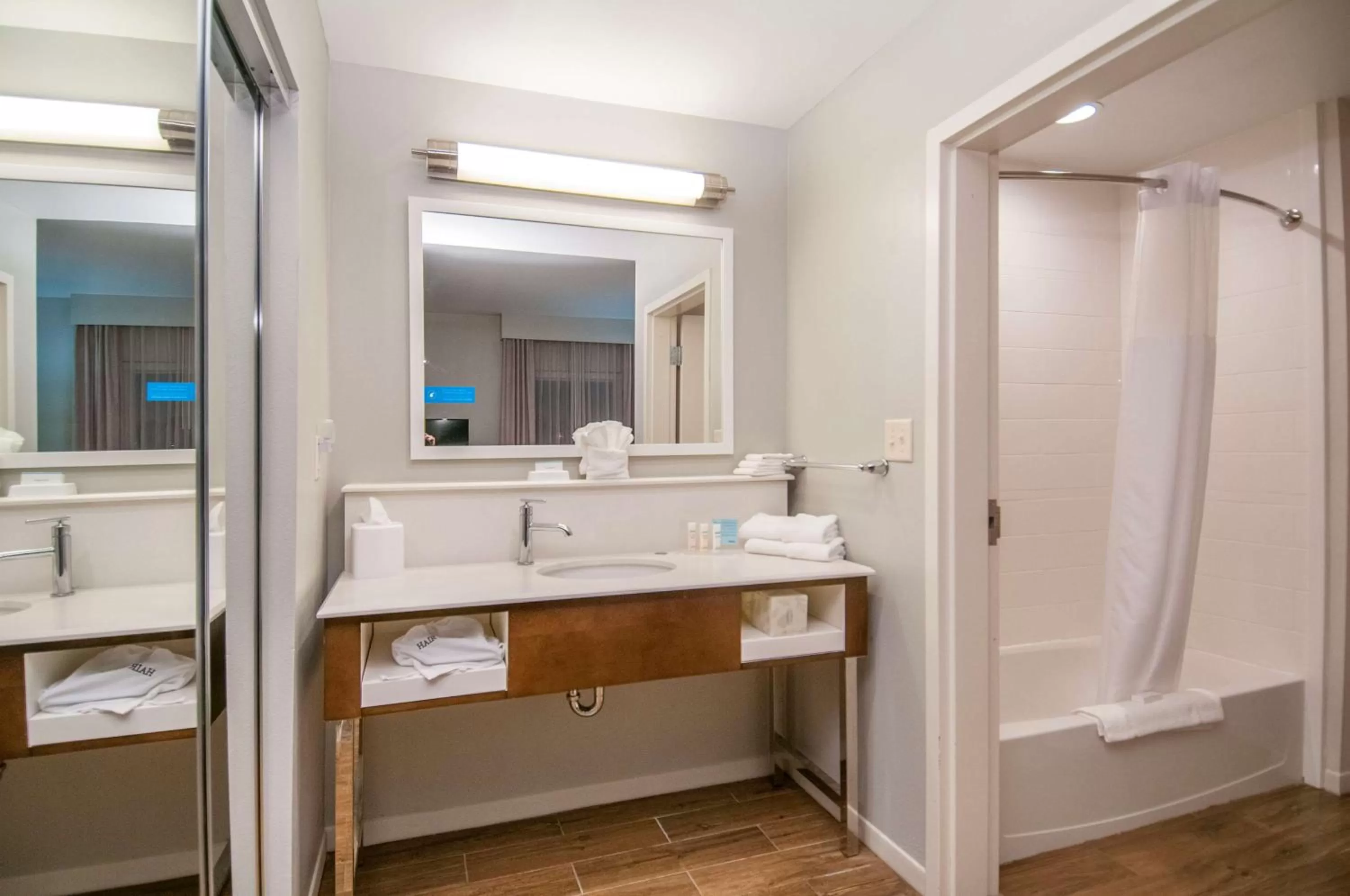 Bathroom in Hampton Inn Opelousas