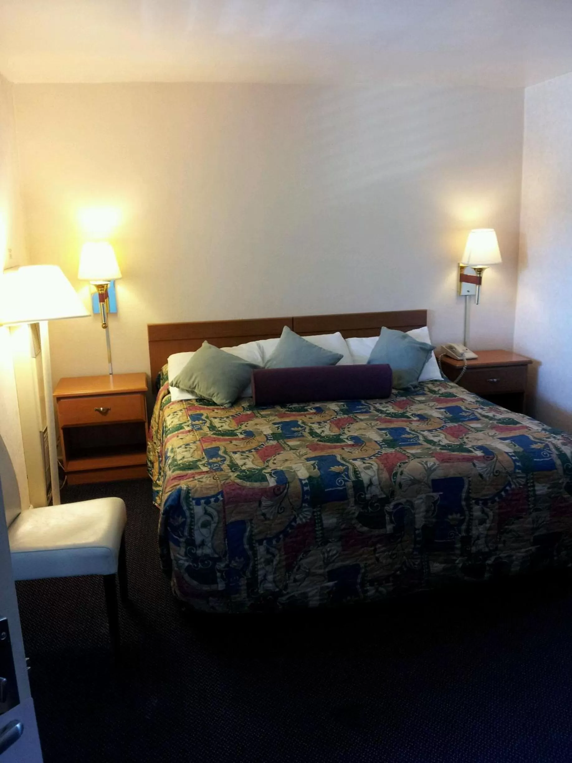 Bed in Town House Motel