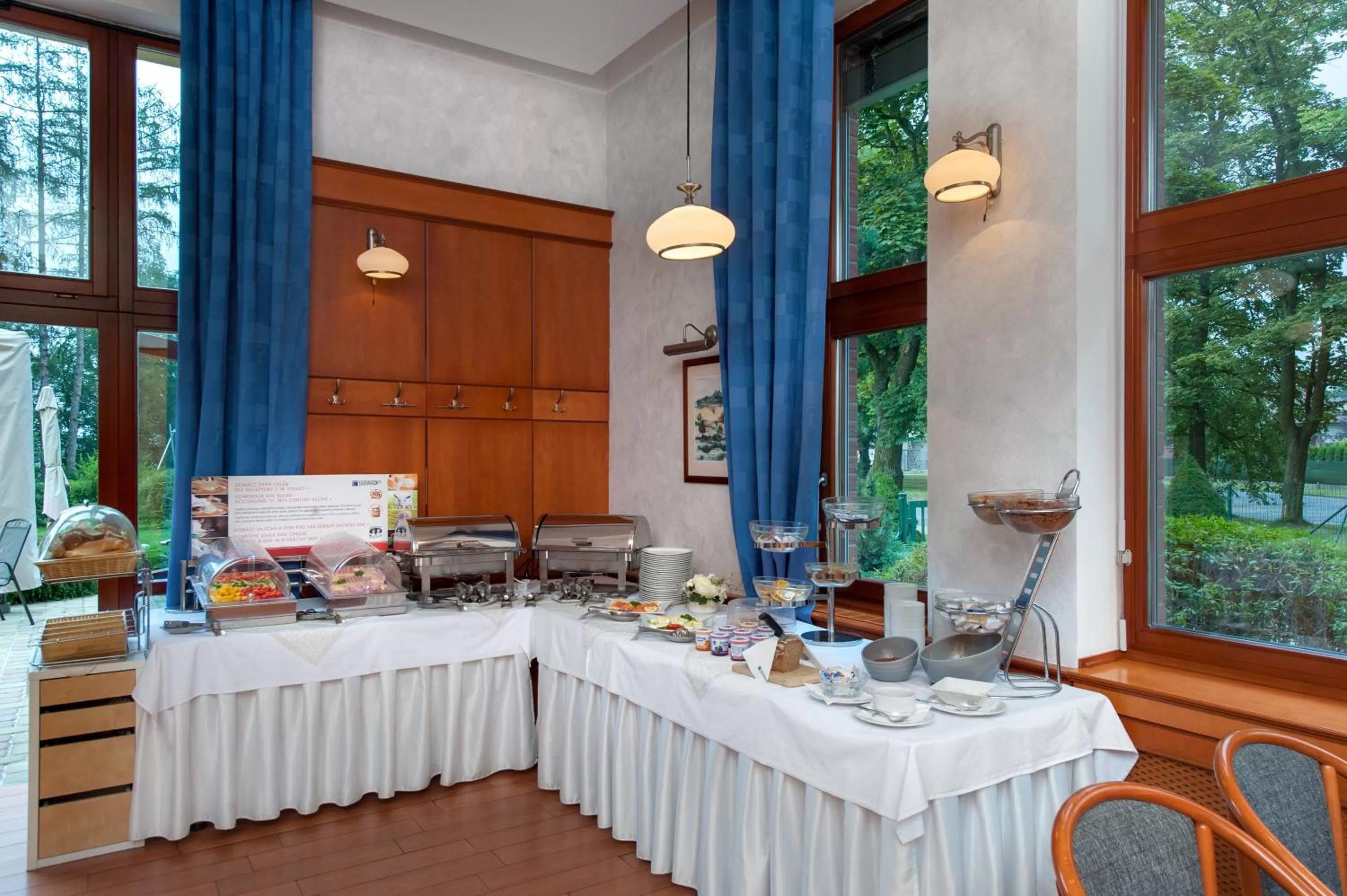 Restaurant/places to eat in April hotel Panorama