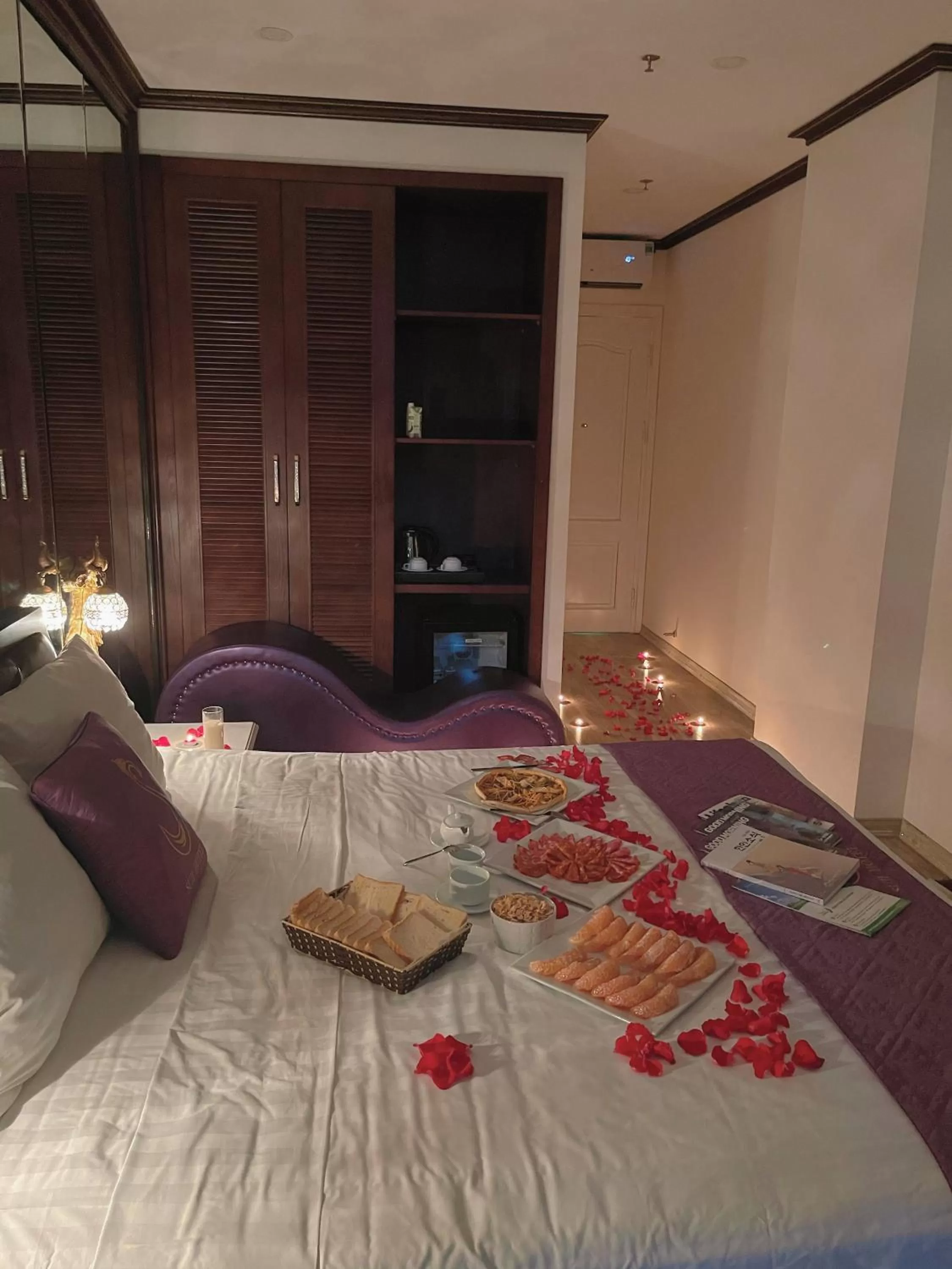 Photo of the whole room, Bed in Hanoi Suji Hotel