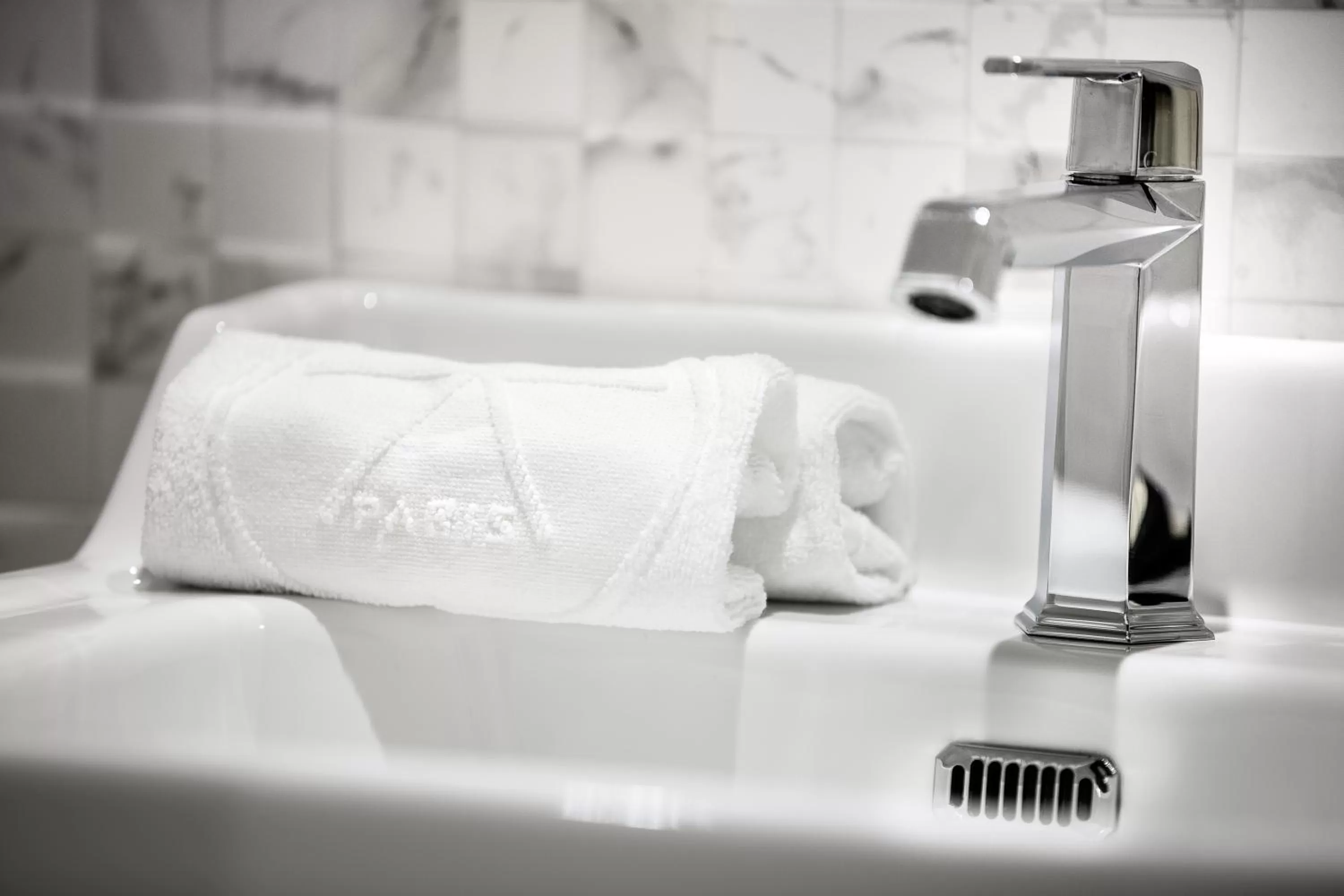 Bathroom, Bed in Hôtel Clarisse