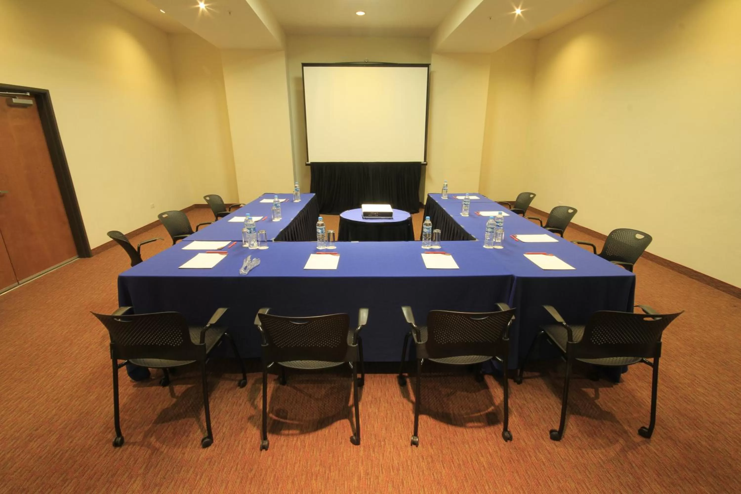 Meeting/conference room in Crowne Plaza Monterrey Aeropuerto by IHG