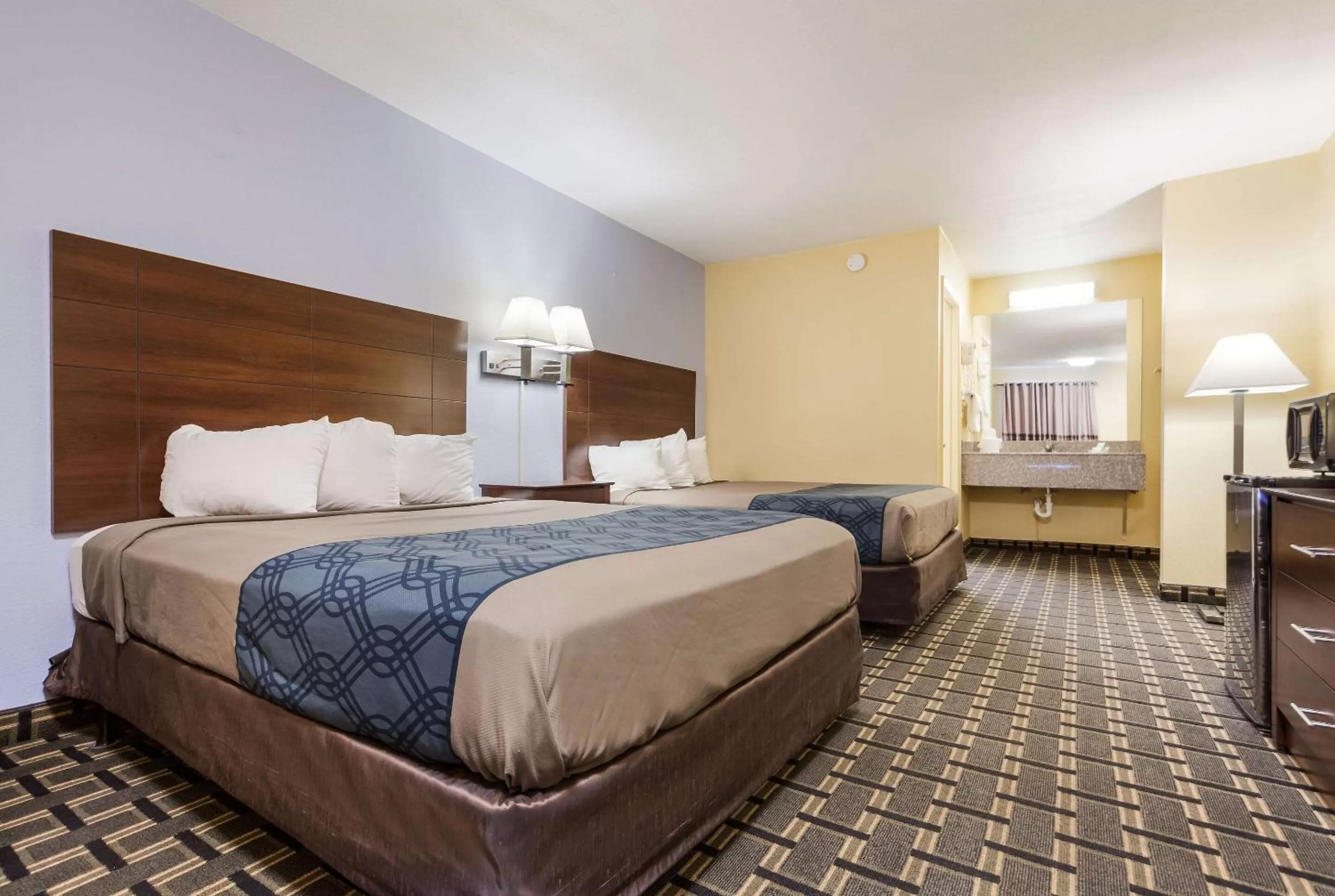 Photo of the whole room, Bed in Rodeway Inn University District