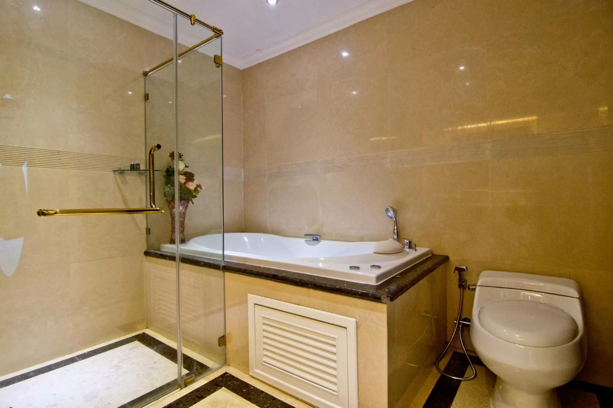 Toilet in LK The Empress