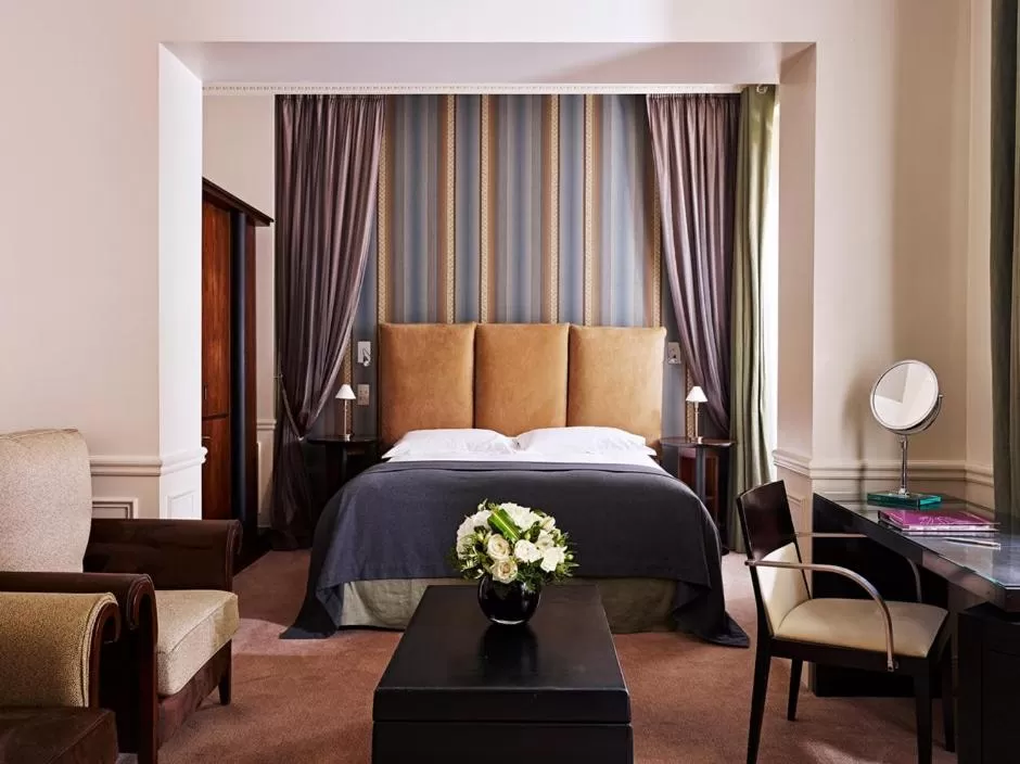 Bedroom, Bed in La Tremoille Paris