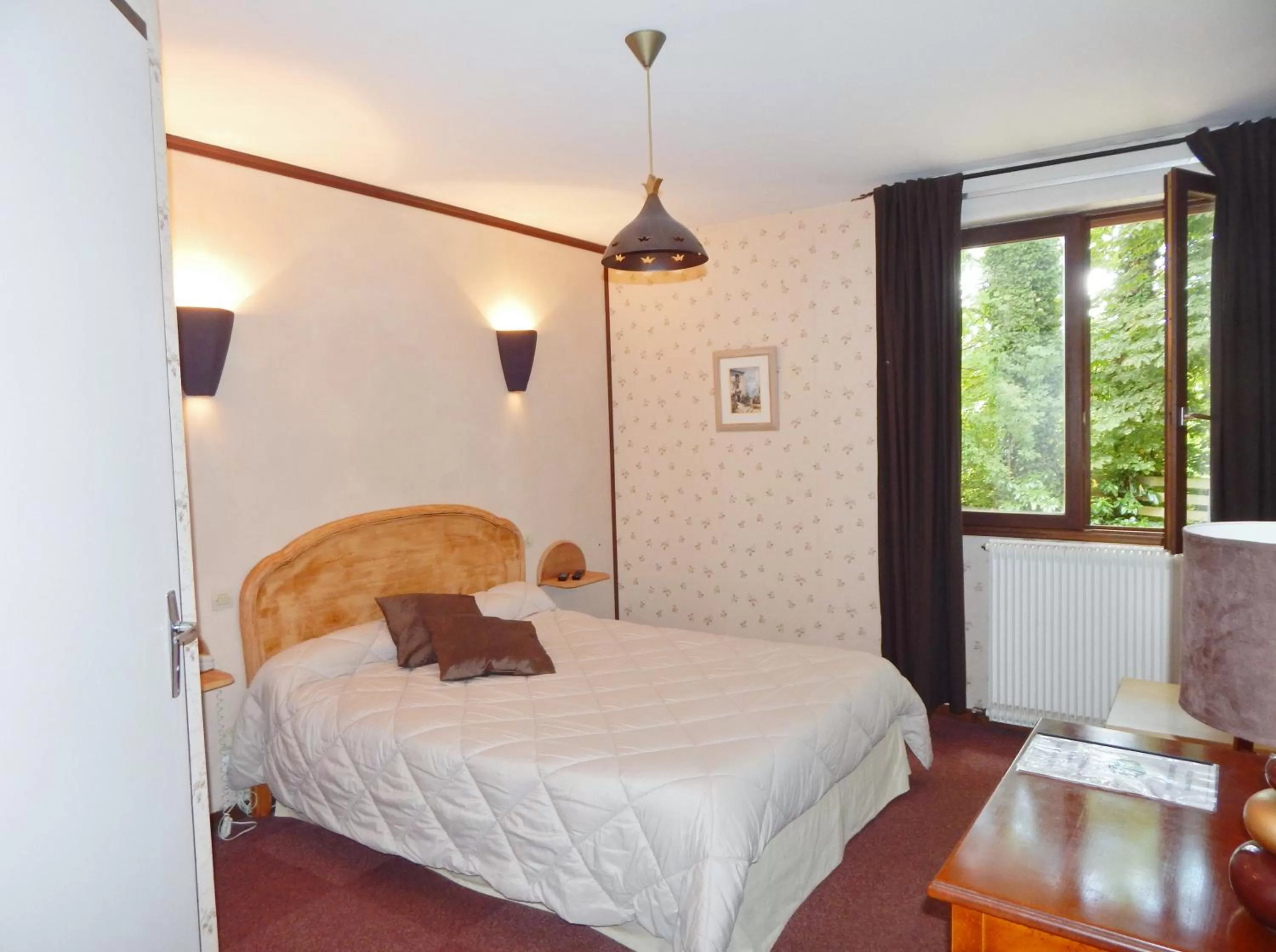 Garden view, Bed in Hotel Restaurant Le Cygne