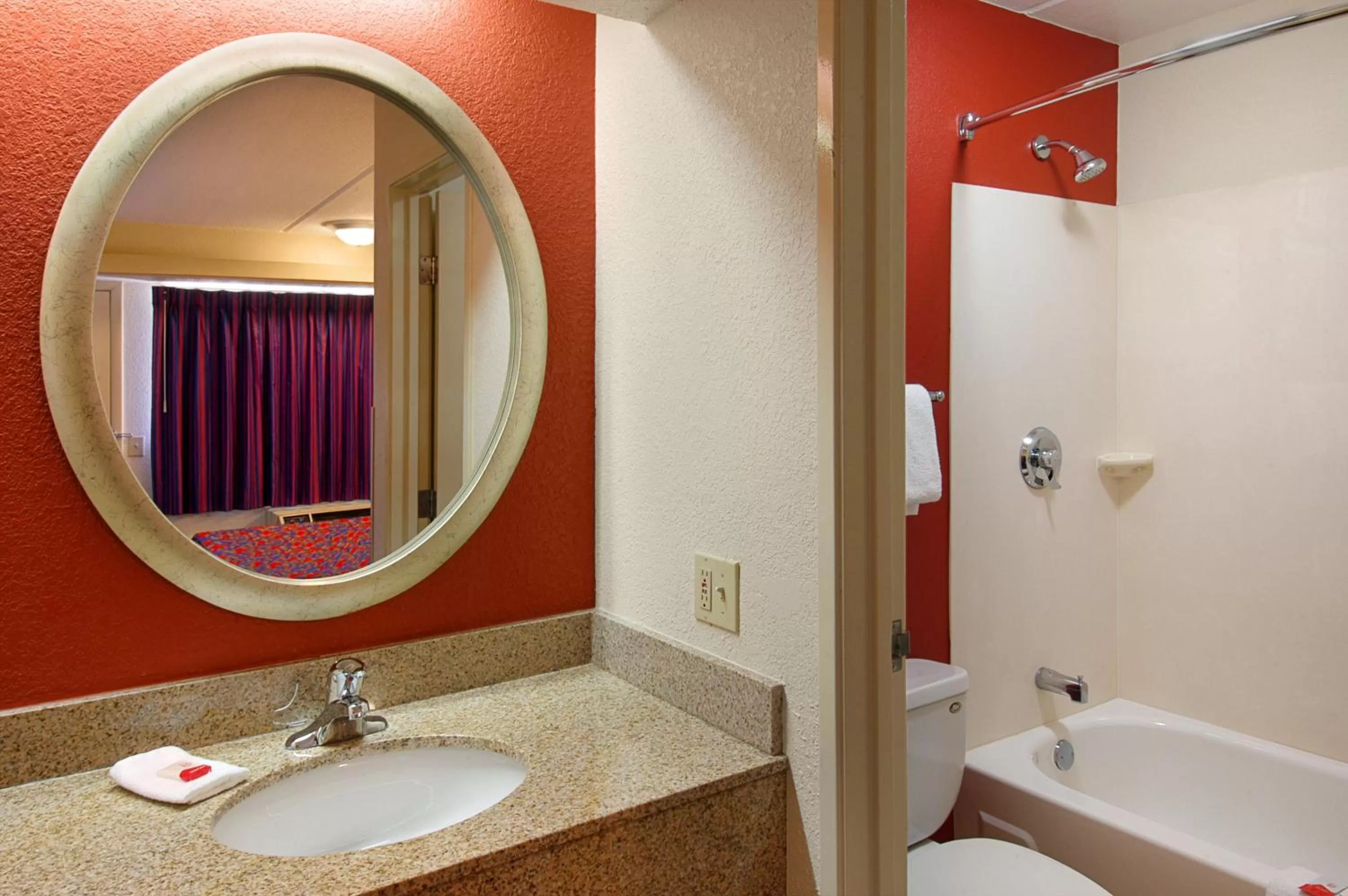 Bathroom in Red Roof Inn Washington DC - Columbia/Fort Meade
