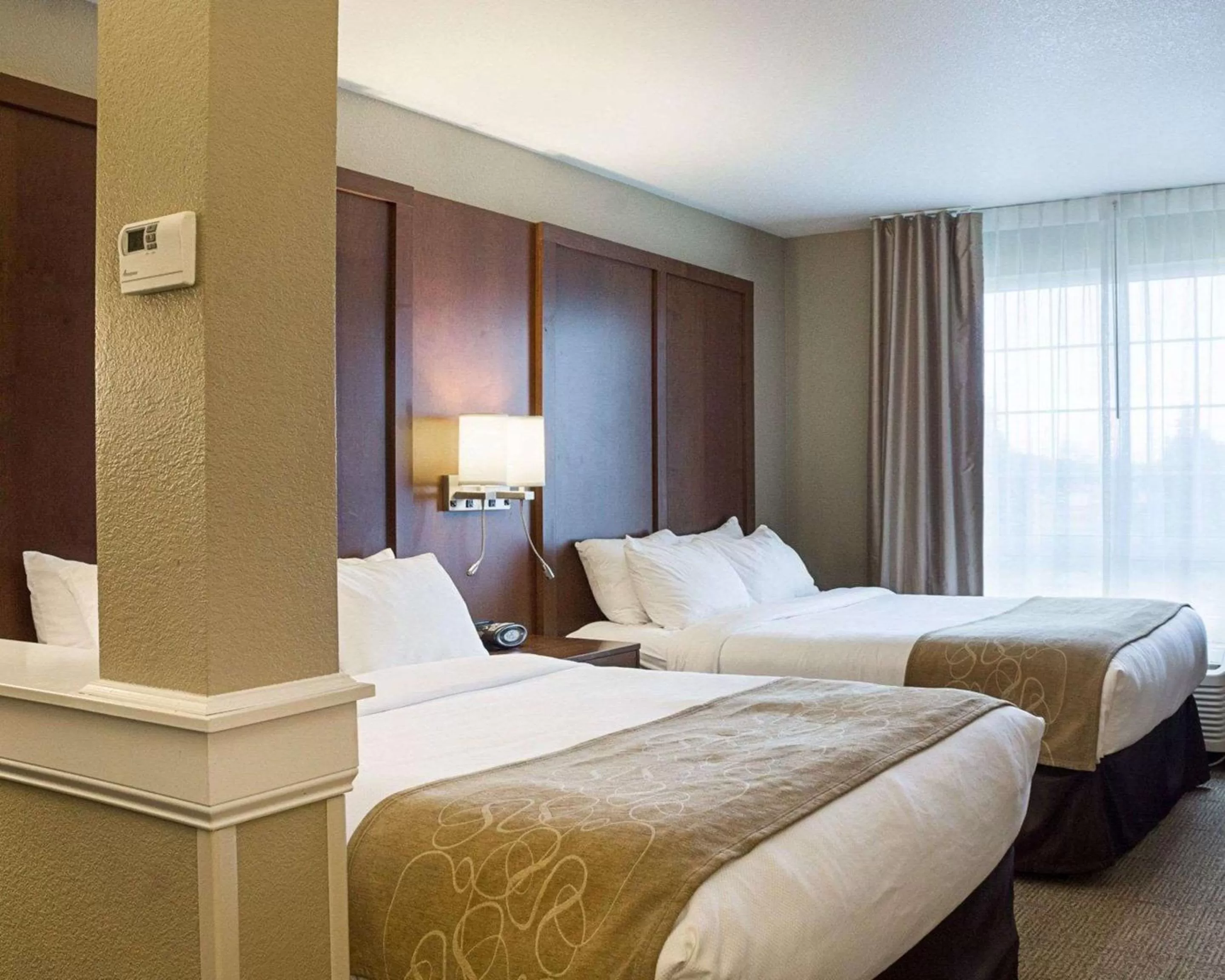 Photo of the whole room, Bed in Comfort Suites Minot South