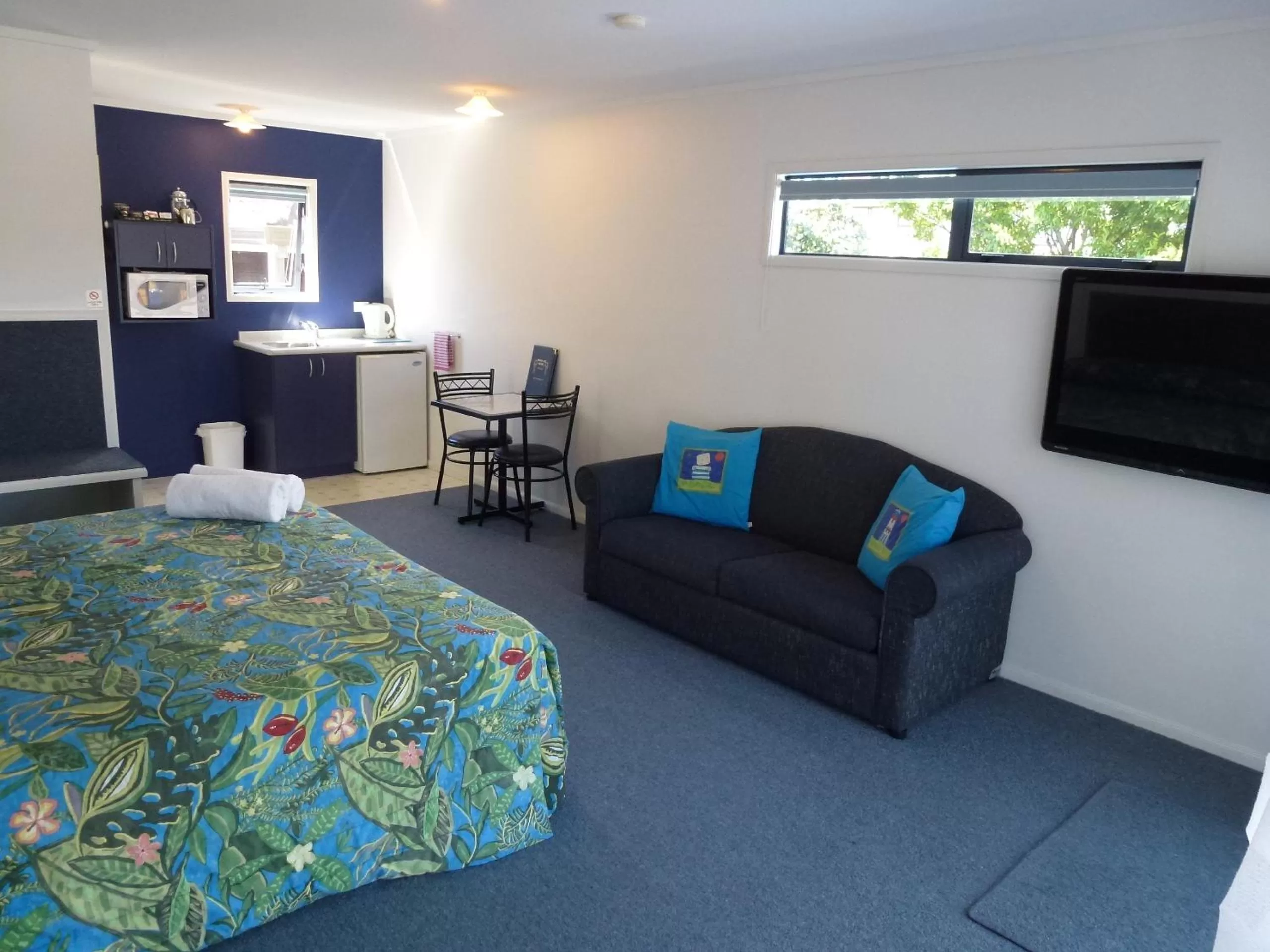 Photo of the whole room, TV/Entertainment Center in Mana-Nui Motel